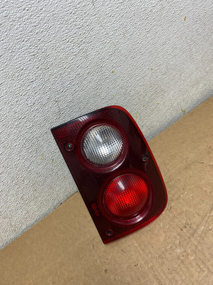 2002 to 2003 Land Rover Freelander Right Passenger RH Tail Light OE o5229 DG2