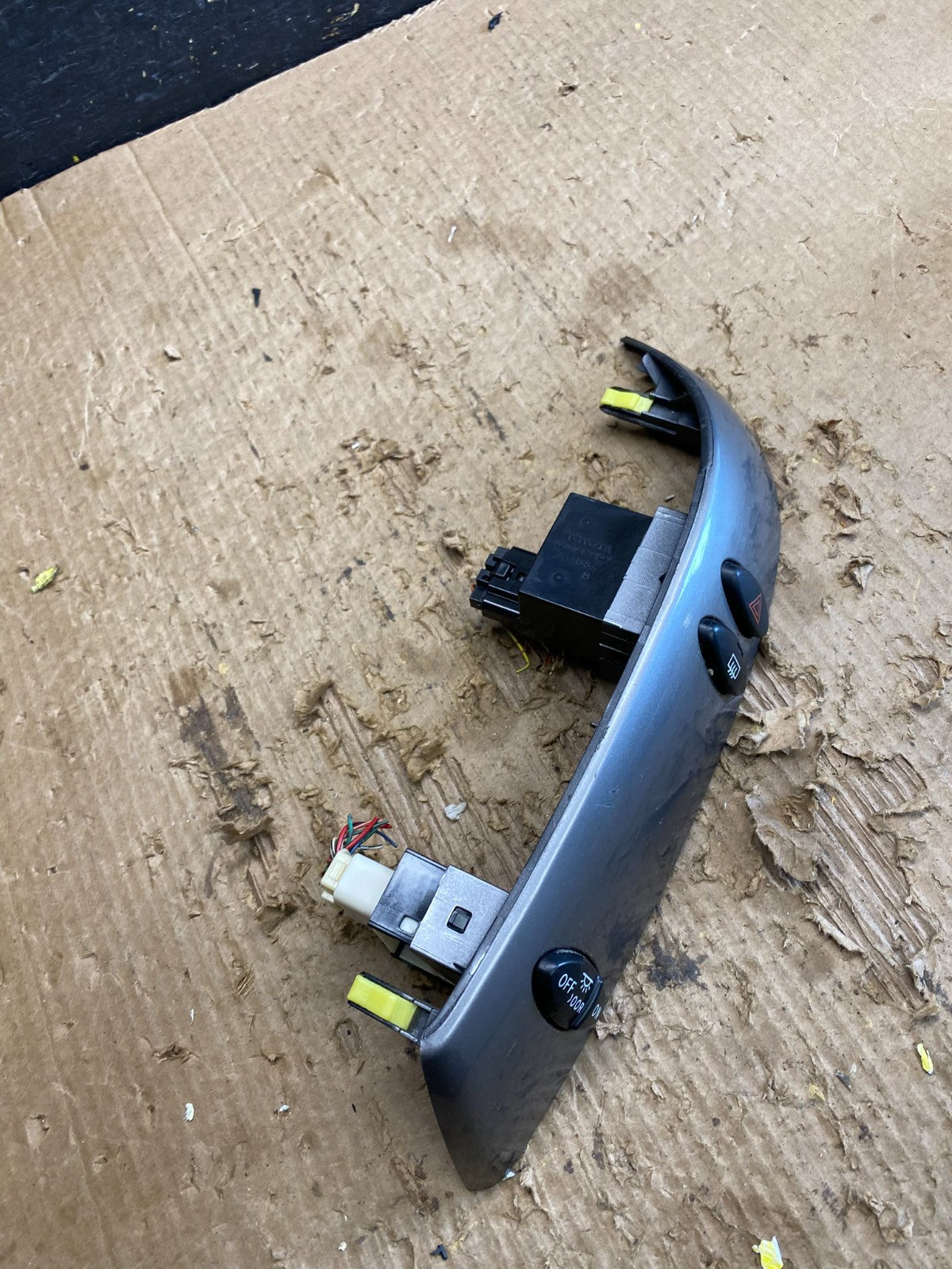 2004 to 2010 Toyota Sienna Left Side Climate Switches Bezel Trim OEM z9815 DG2