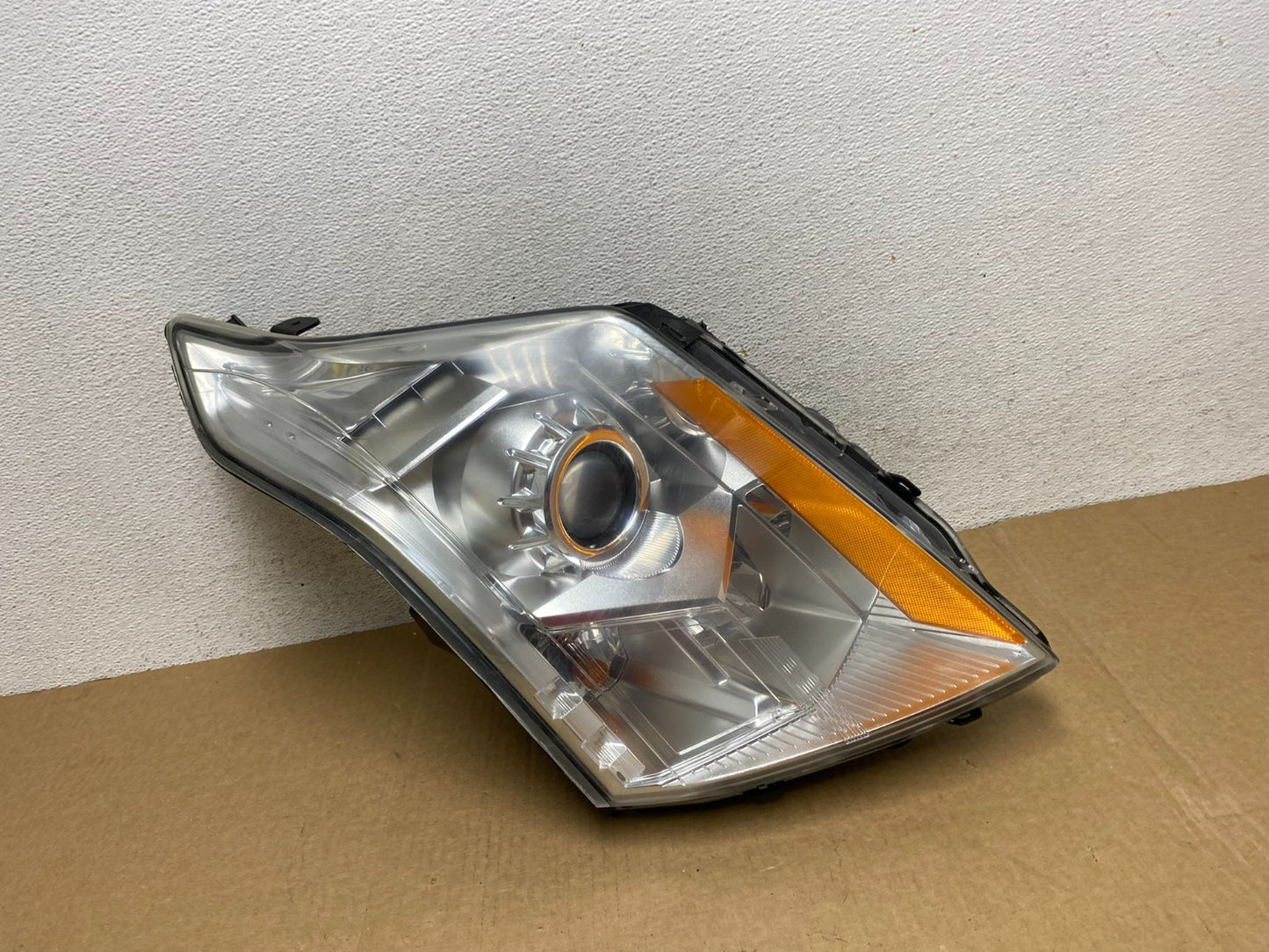Halogen 2010 to 2016 Cadillac SRX Right Passegner Side Headlight AF9495 DW0