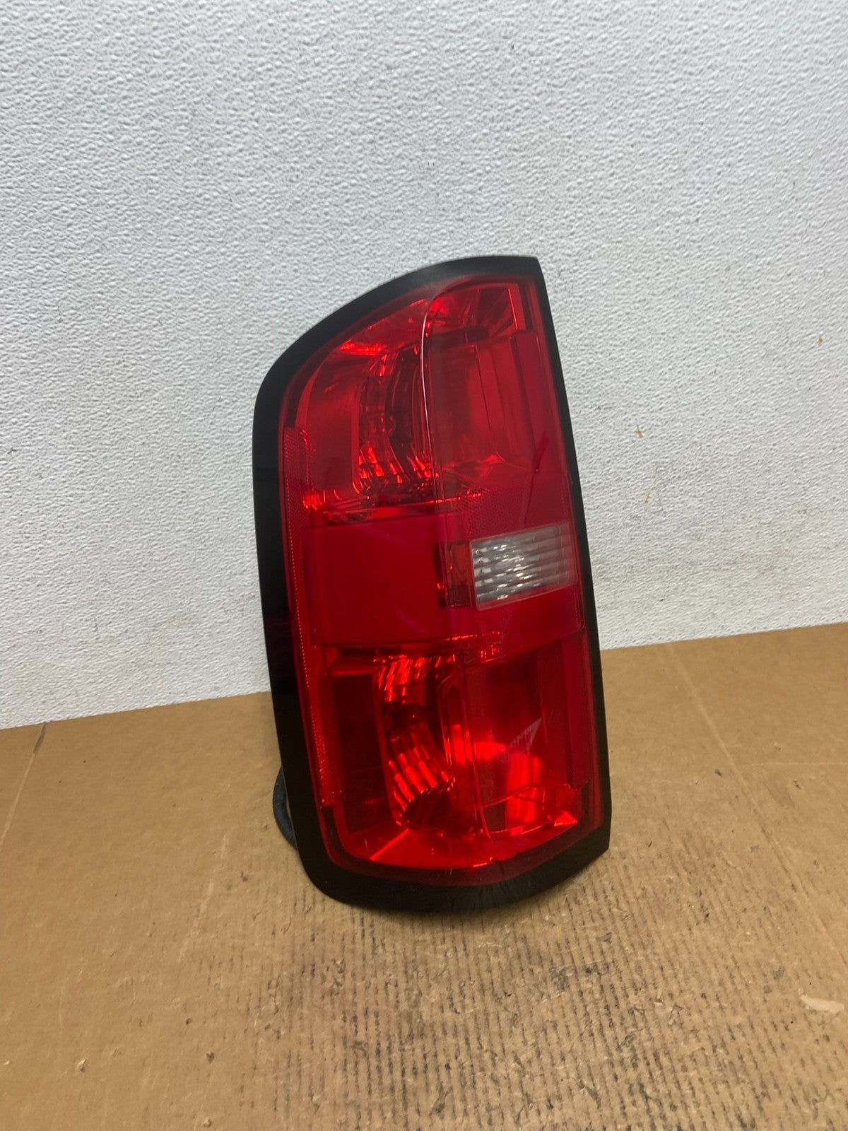 2015 to 2019 Chevrolet Colorado Left Driver LH Side Tail Light AE0226 DG2