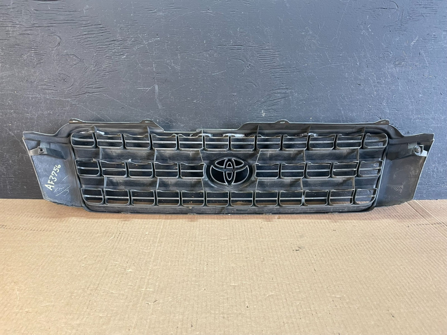 2001 to 2003 Toyota Highlander Front Upper Grille Grill With Emblem OE AF3756 DG4