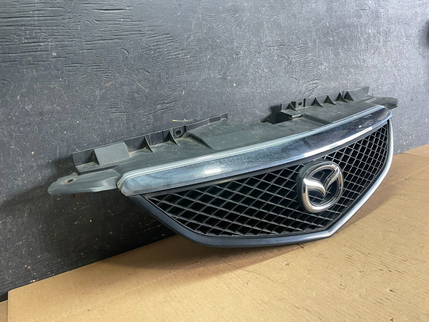 2002 2003 Mazda MPV Front Upper Grille Grill Z8239 DG1