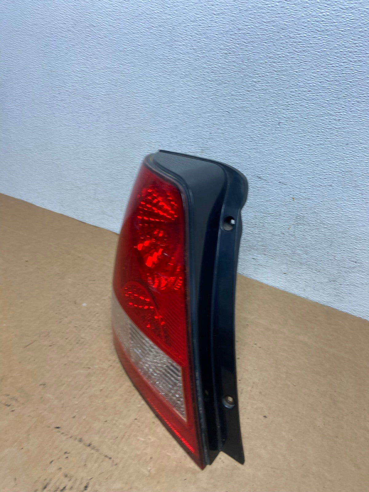 2003 to 2006 Kia Sorento Left Driver Side Tail Light AD4644 LK1