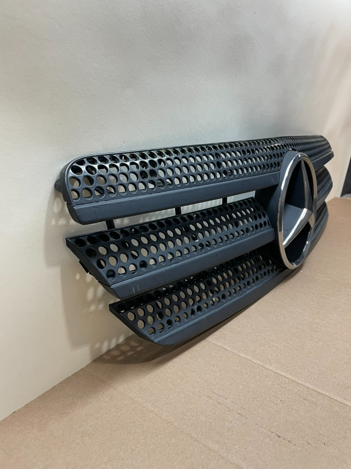 1998 to 2005 Mercedes-Benz ML320 Front Upper Grille Grill AJ0641 DG2
