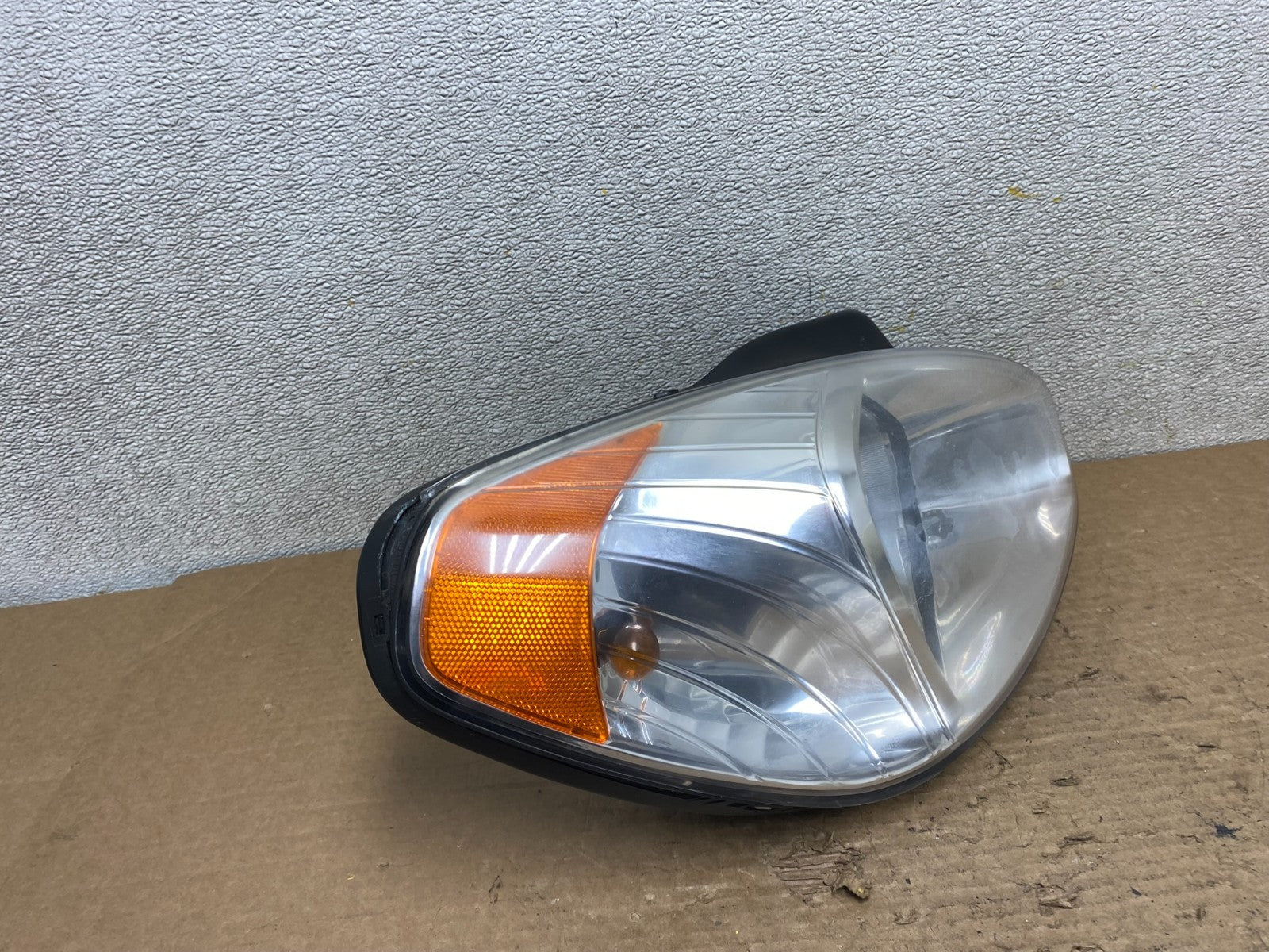 2006 to 2011 Hyundai Accent Sedan Right Passenger  Halogen Headlight Z3131 DW2