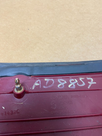 2004-2005 Toyota Sienna Right Passenger Rh Side Tail Light AD8857 DW7