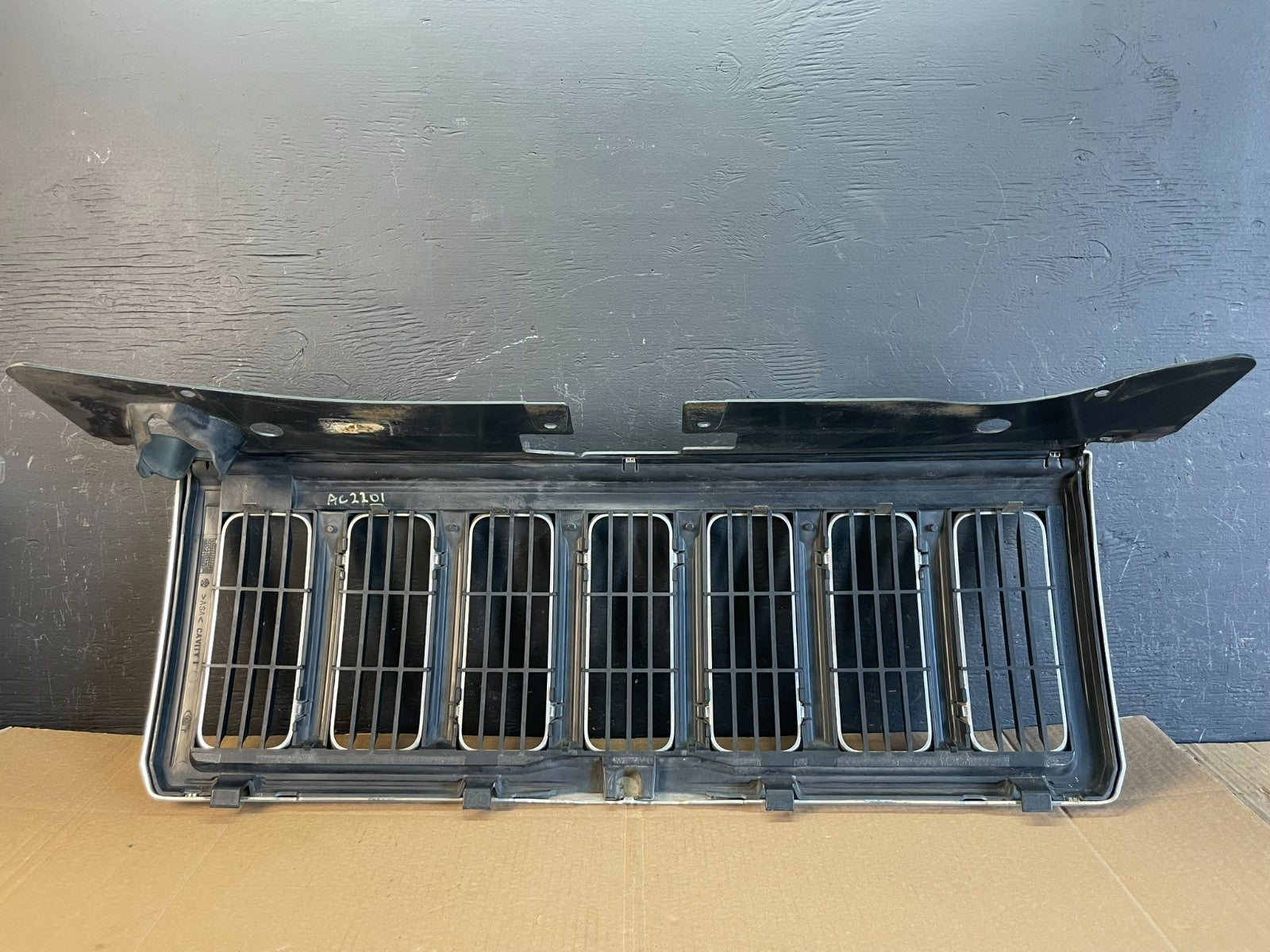 2006 to 2010 Jeep Commander Front Upper Grill Grille OEM ac2201  DG5