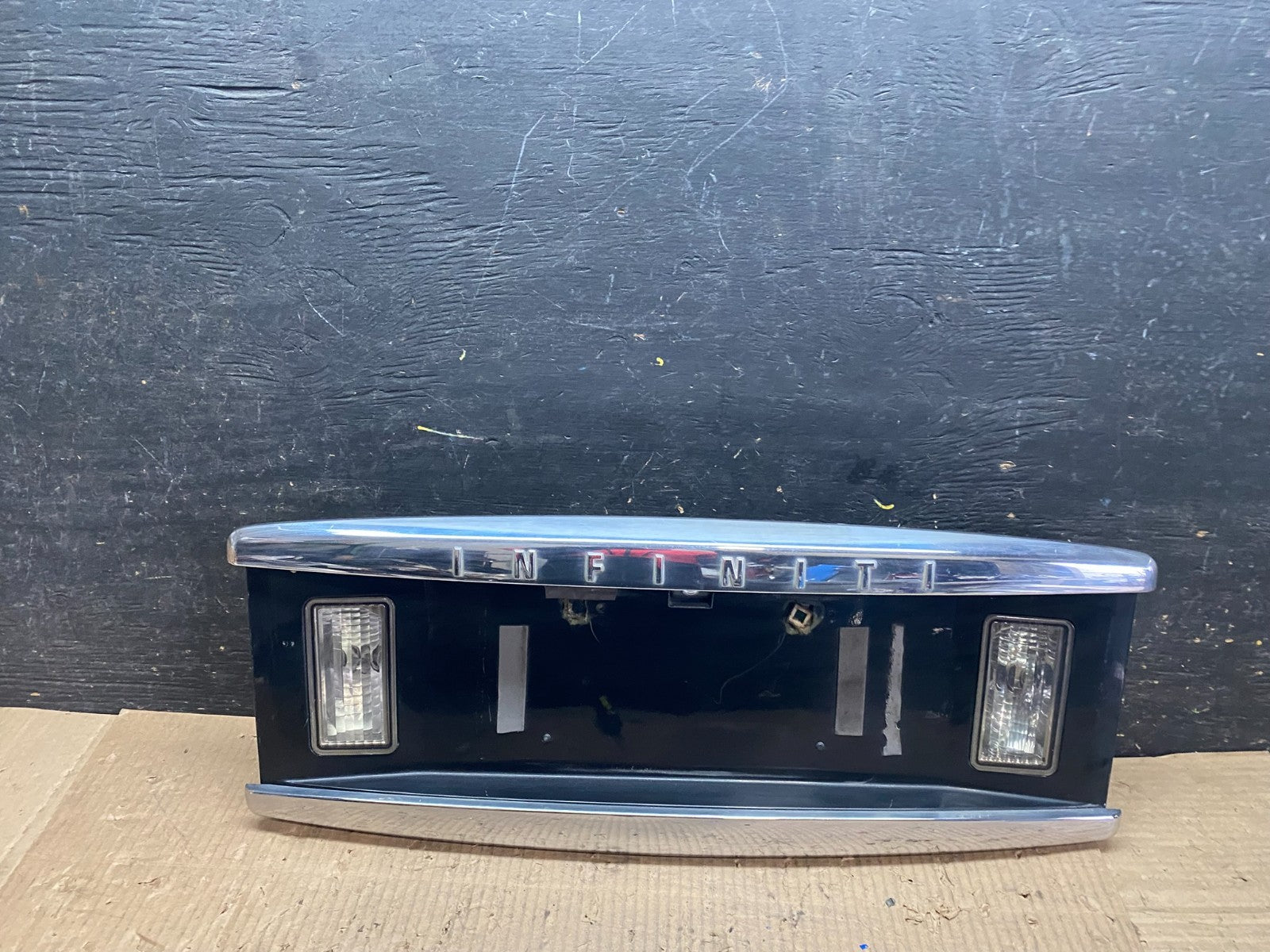 2004 to 2007 Infiniti QX56 License Plate Bracket With Camera OEM  W9979 DG0