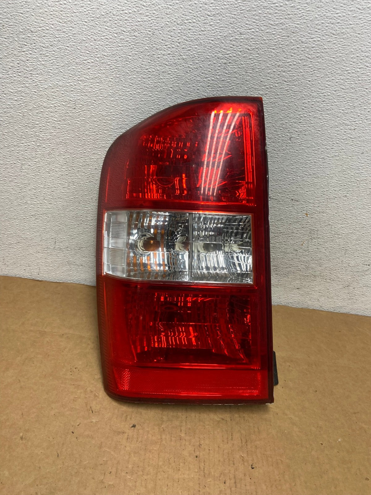 2006 to 2011 Kia Carnival Sedona Left Driver LH Side Tail Light AD4497 LK0