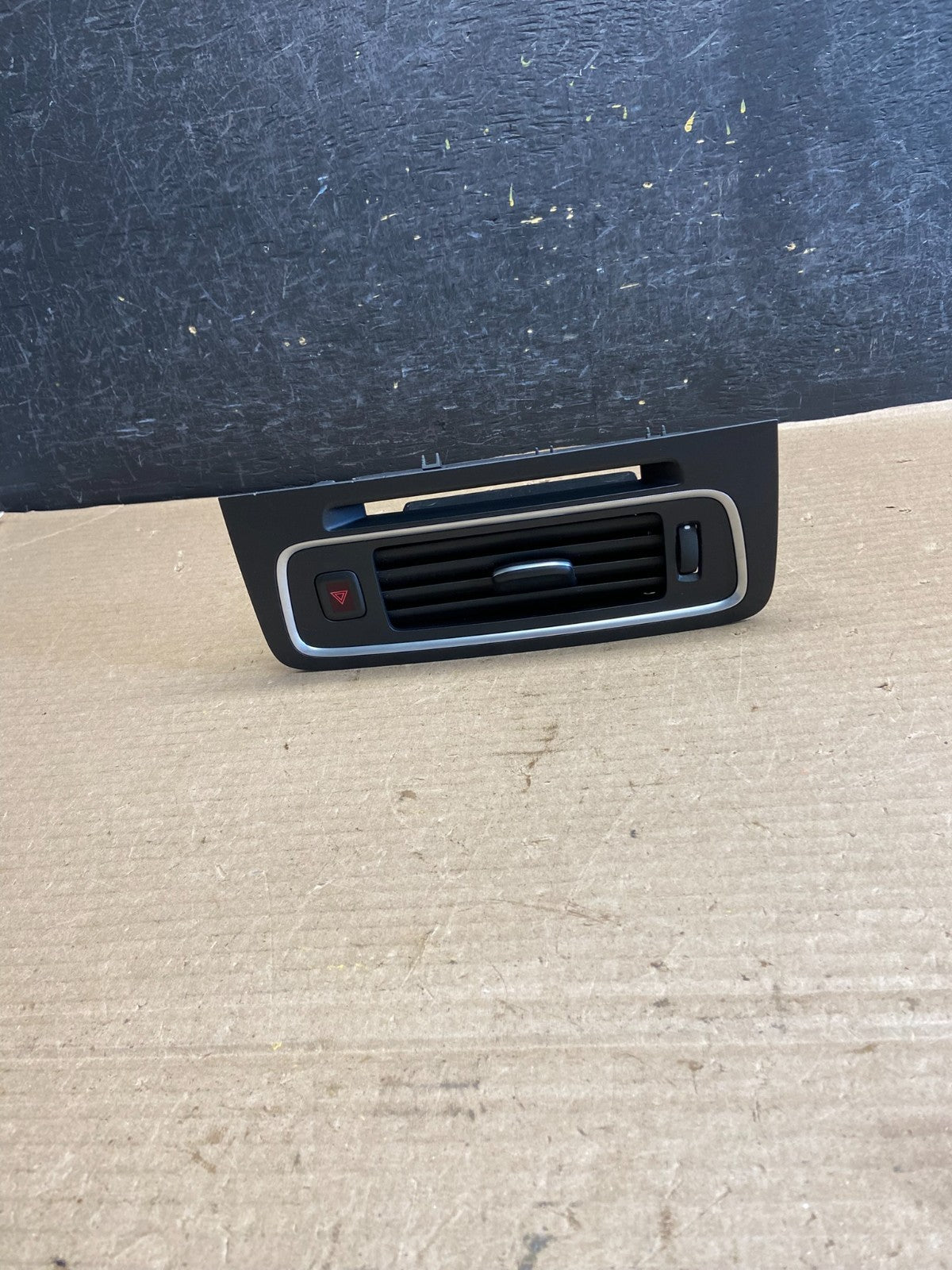2011 to 2018 Volvo S60 Center Dash Air Vent Bezel Panel Trim AH3527 DG0