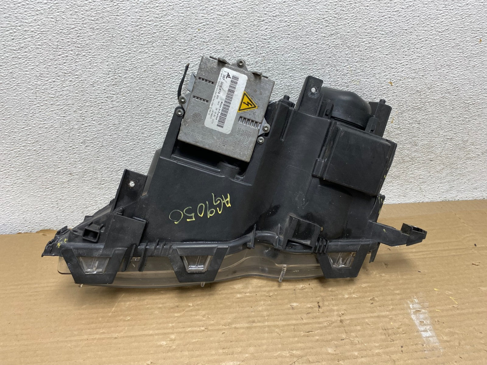 2002 - 2005 BMW 3 E46 Sedan Right Passenger RH Xenon HID Headlight AG9050 DW9