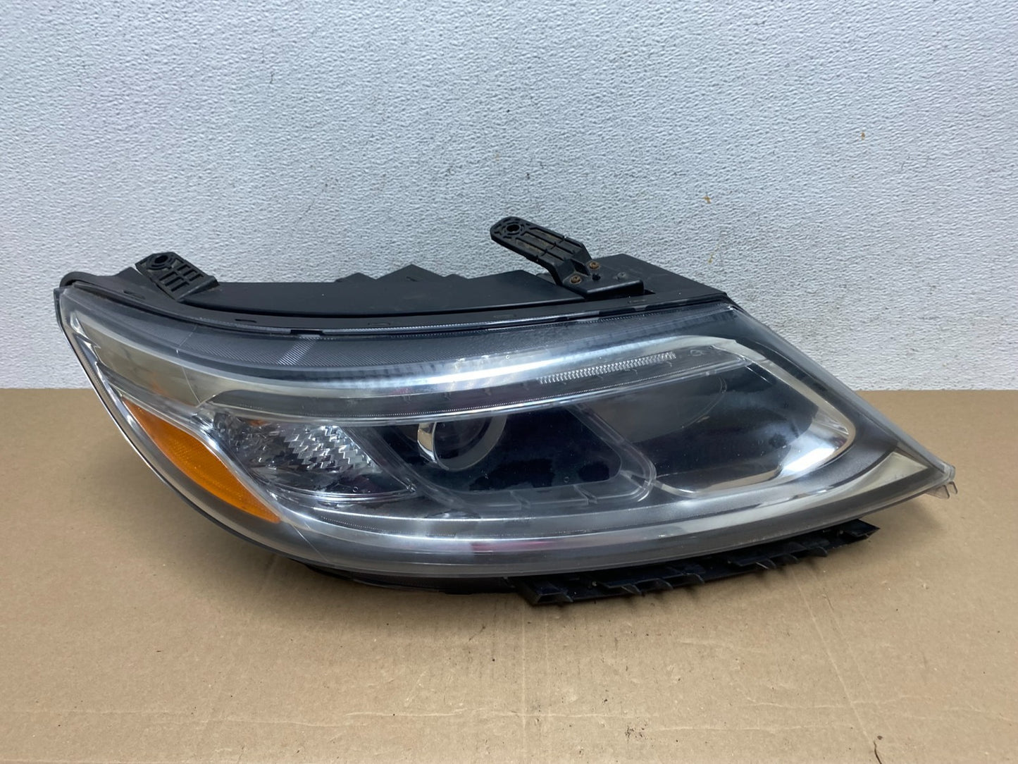 2014 to 2015 Kia Sorento Right Passenger RH Headlight Halogen AE4911 DW0