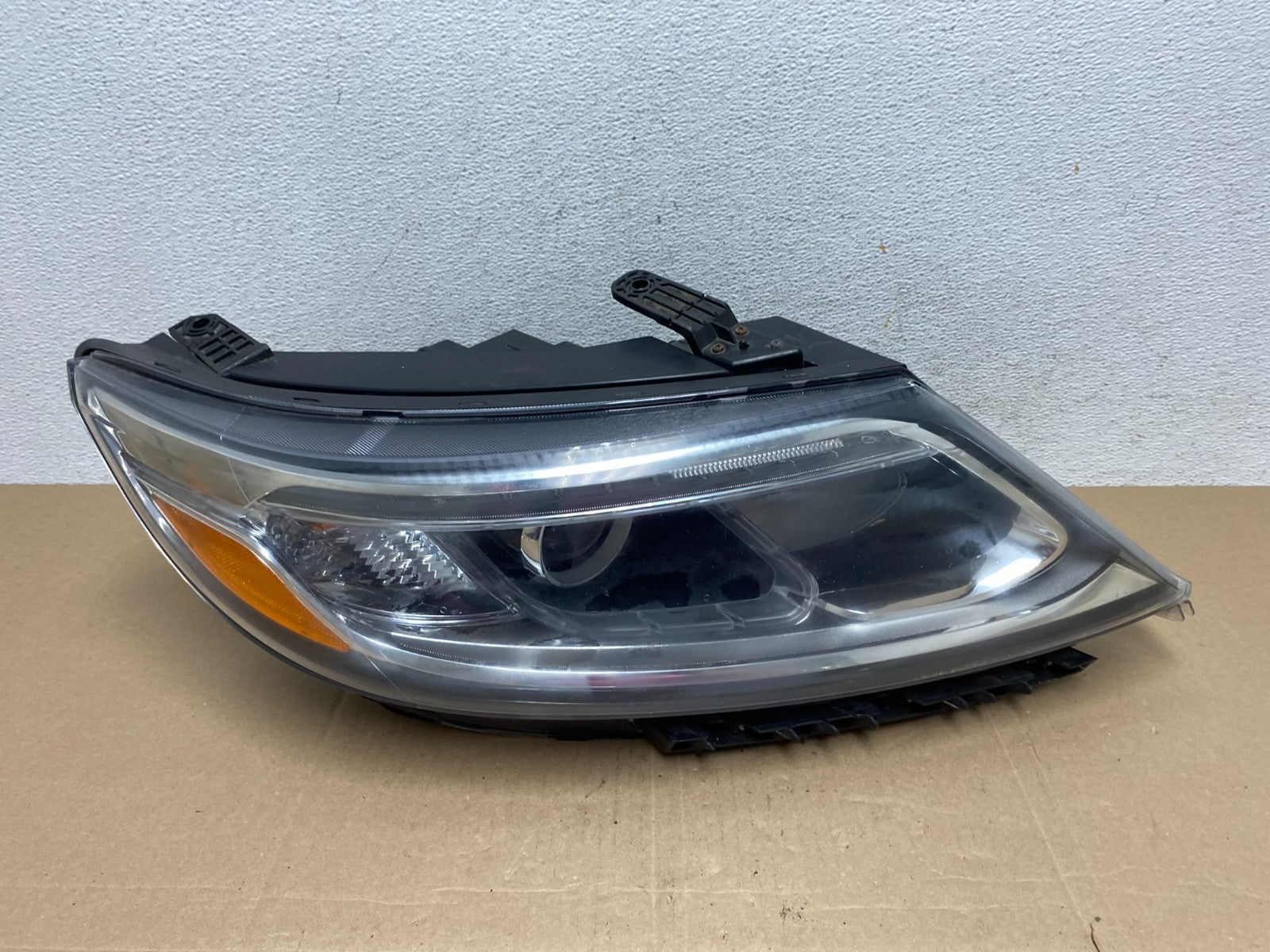 2014 to 2015 Kia Sorento Right Passenger RH Headlight Halogen AE4911 DW0