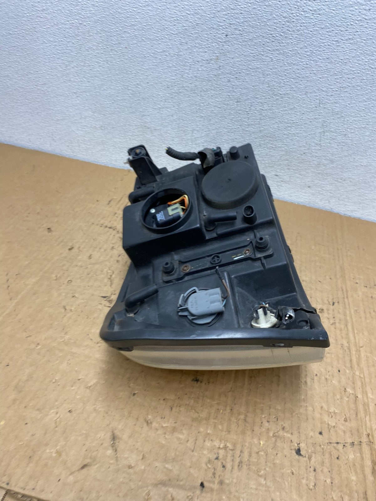 2002 to 2009 Gmc Envoy Left Driver Lh Side Headlight Halogen AC8151 DW8