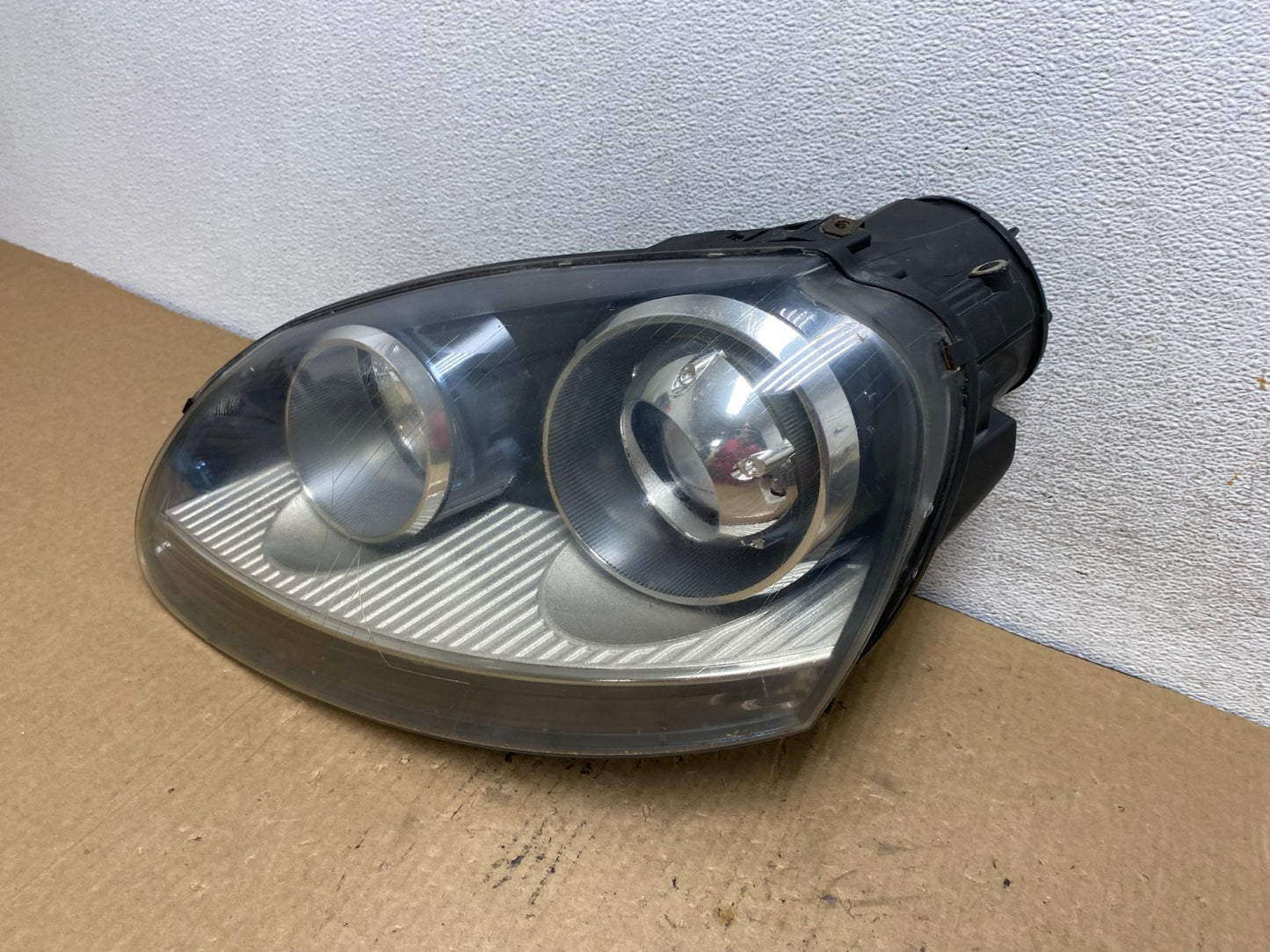 2006 to 2009 Volkswagen Jetta Golf Left Driver HID Xenon Headlight AG2400 DW1