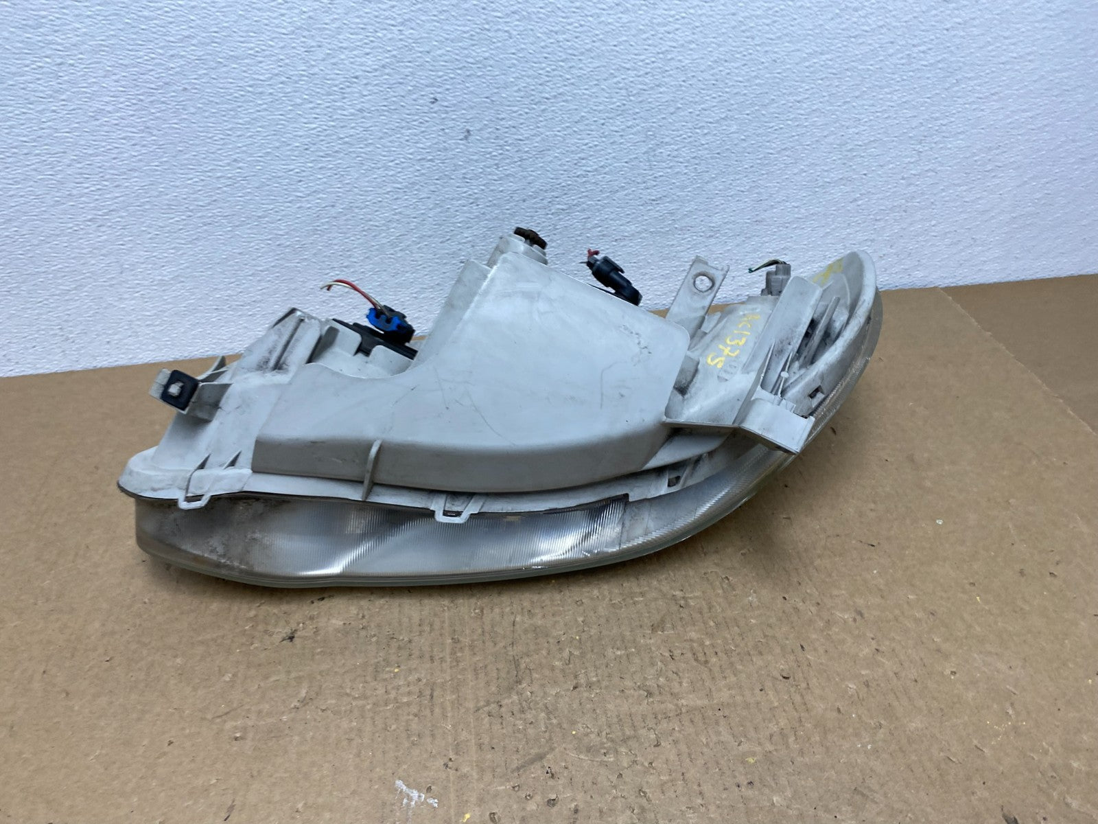 2003 to 2004 Toyota Corolla Right Passenger RH side Headlight AC1375 DW10