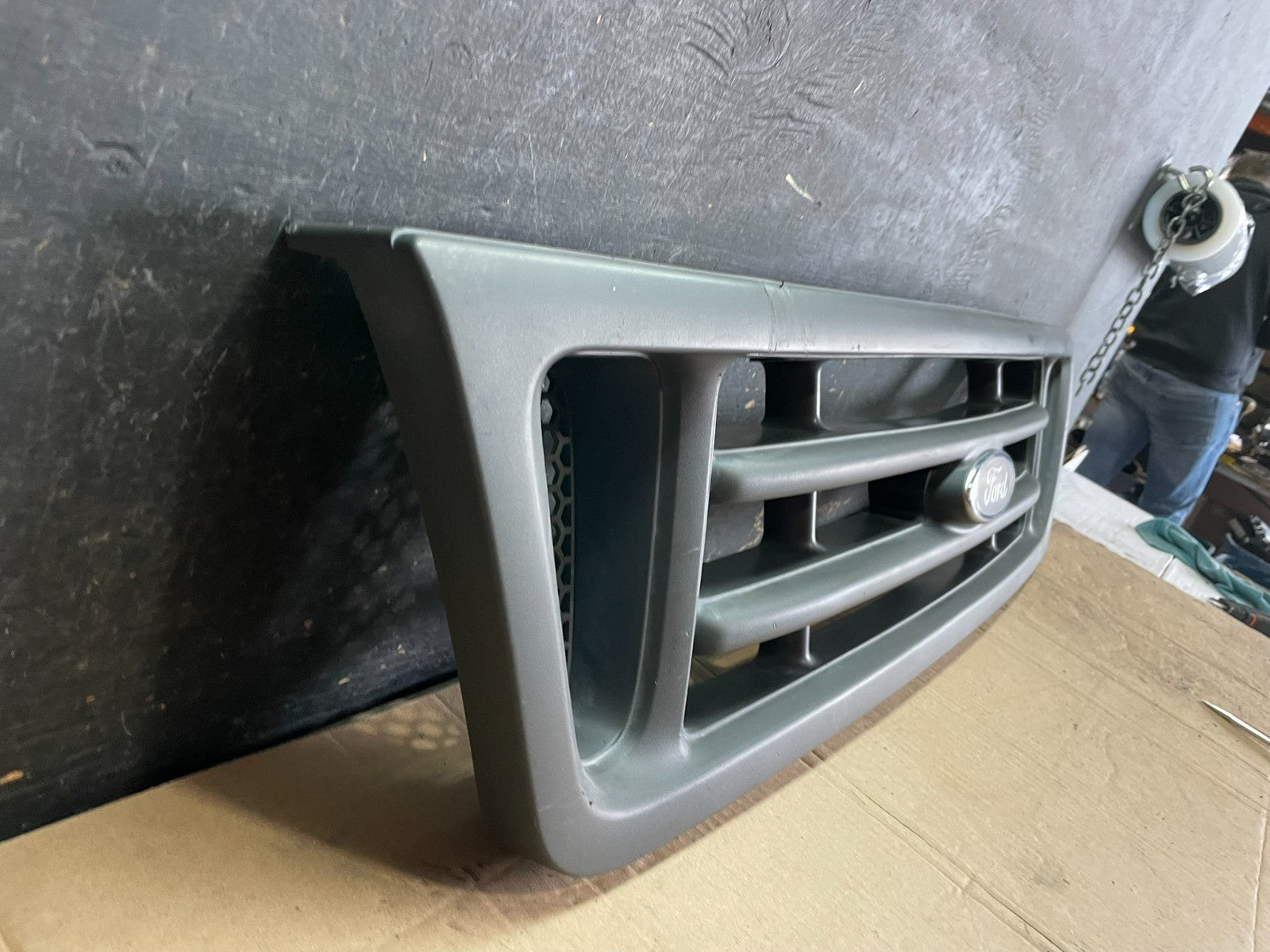 2003 to 2007 Ford Econoline E150 E250 E350 Front Grille Grille OEM  t3892 DG2
