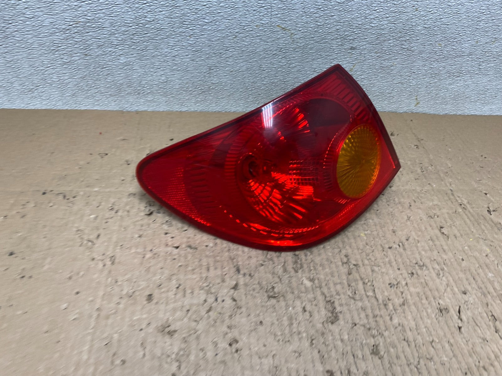 2003 to 2005 Toyota Corolla Left Driver Lh Side Tail Light Oem T8029 DW2