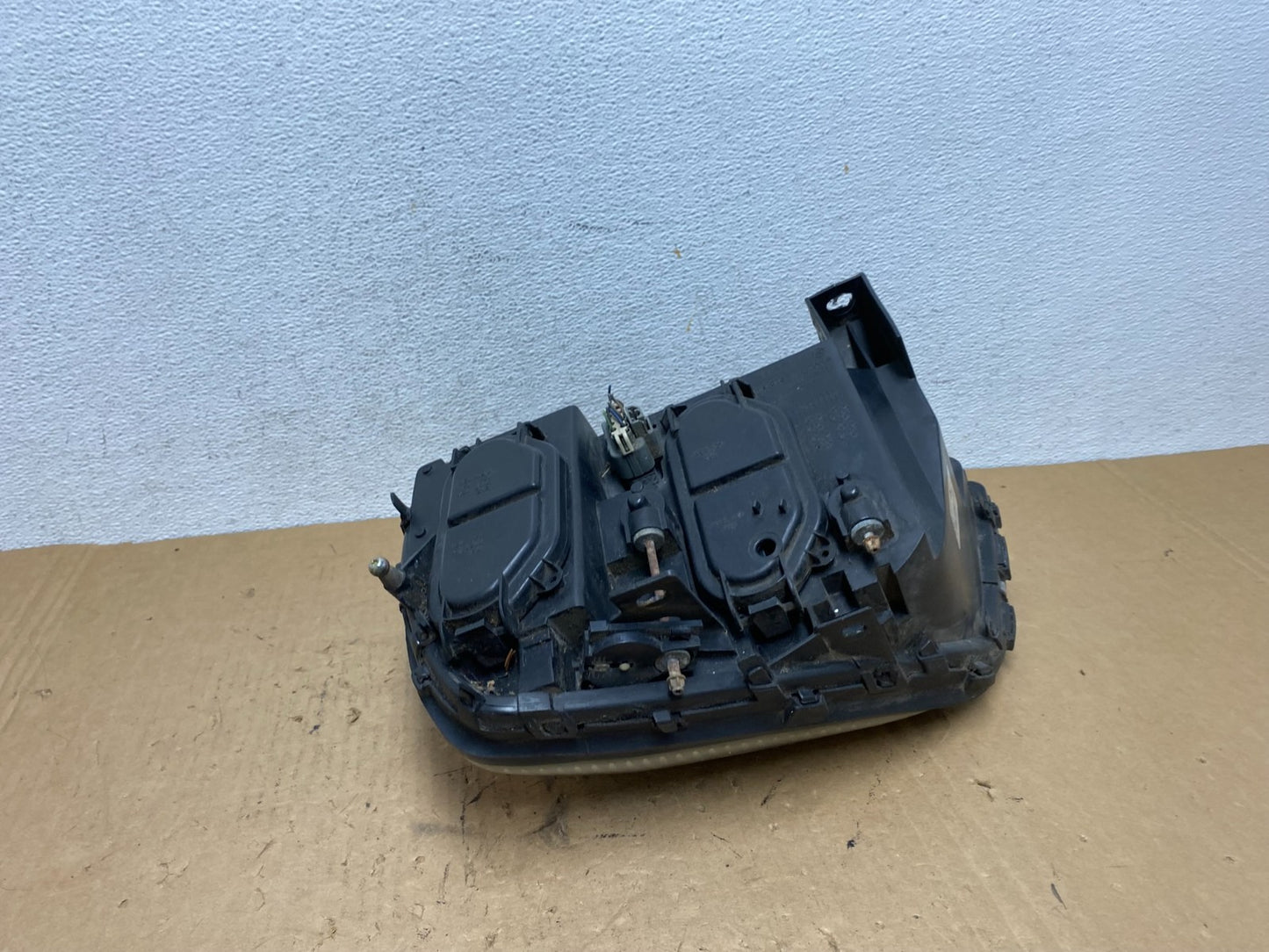 2000 to 2005 Cadillac Deville Right Passenger RH Side Headlight AD3228 DW5