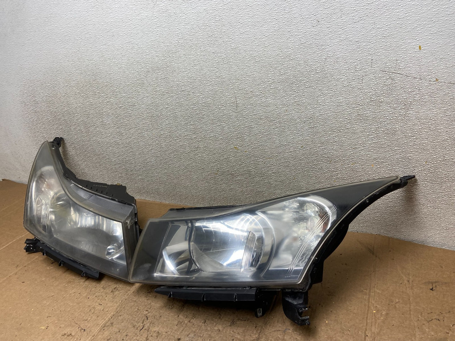 2011 to 2015 Chevrolet Cruze Halogen Left+Right Set Headlights AA43042
