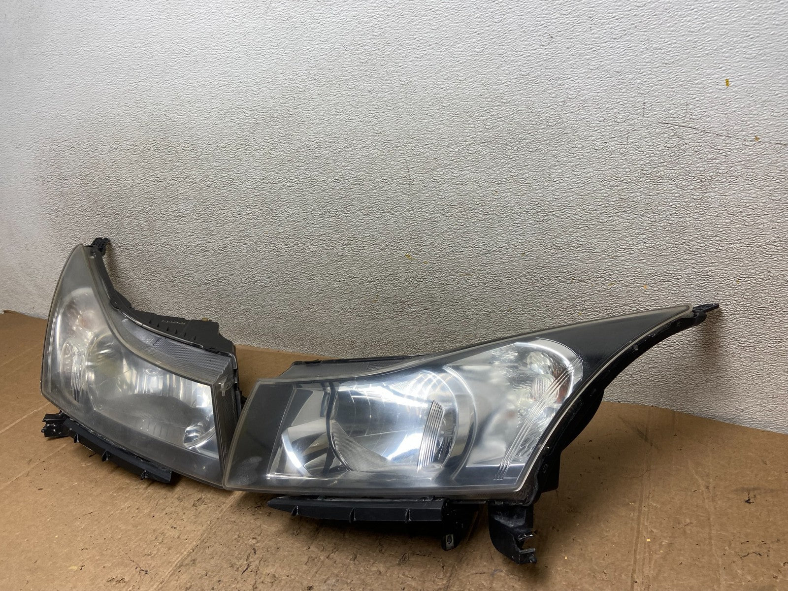2011 to 2015 Chevrolet Cruze Halogen Left+Right Set Headlights AA43042