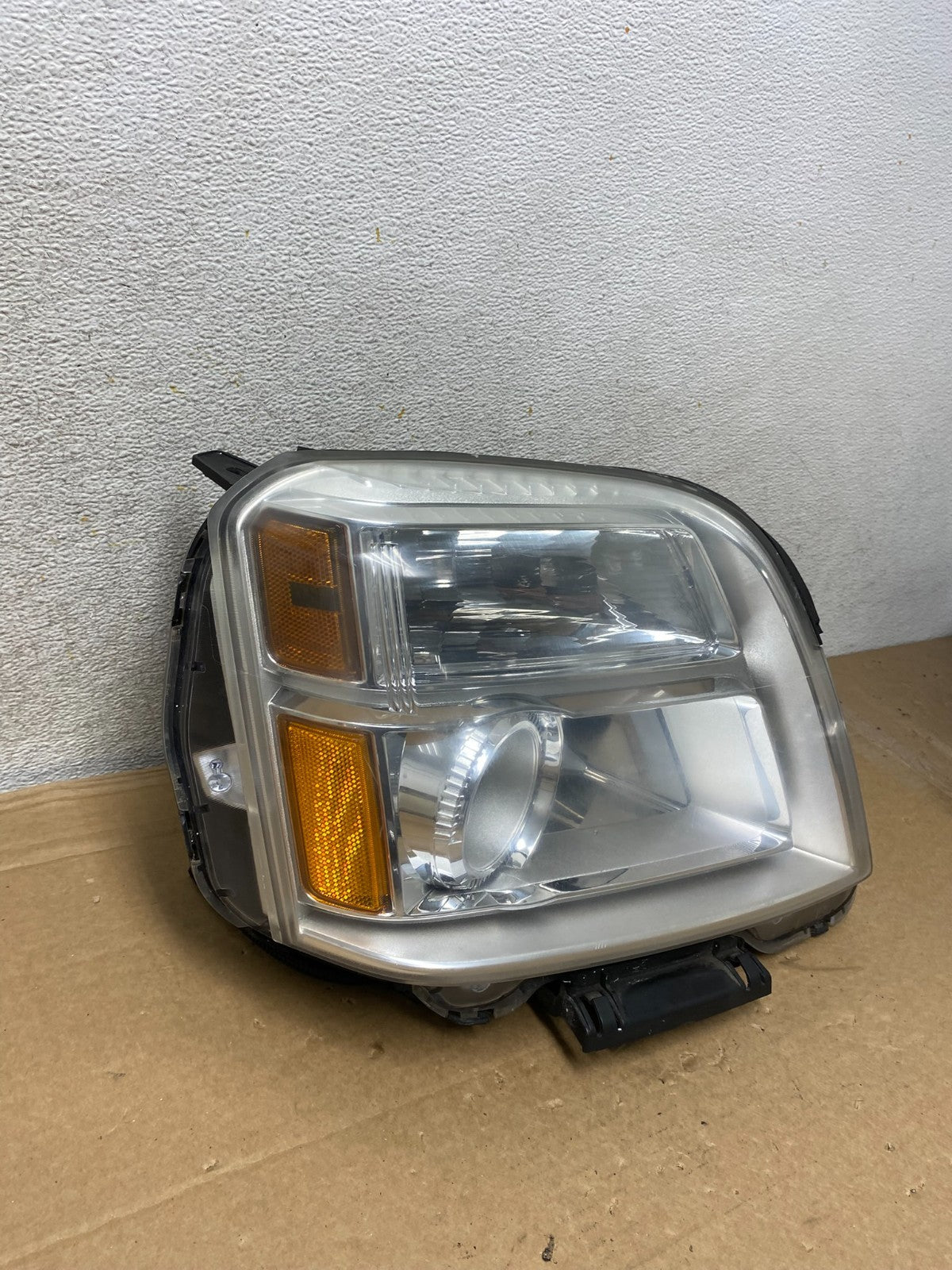 2010 to 2015 GMC Terrain Halogen Passenger Right Rh Side Headlight AH8255 DW2