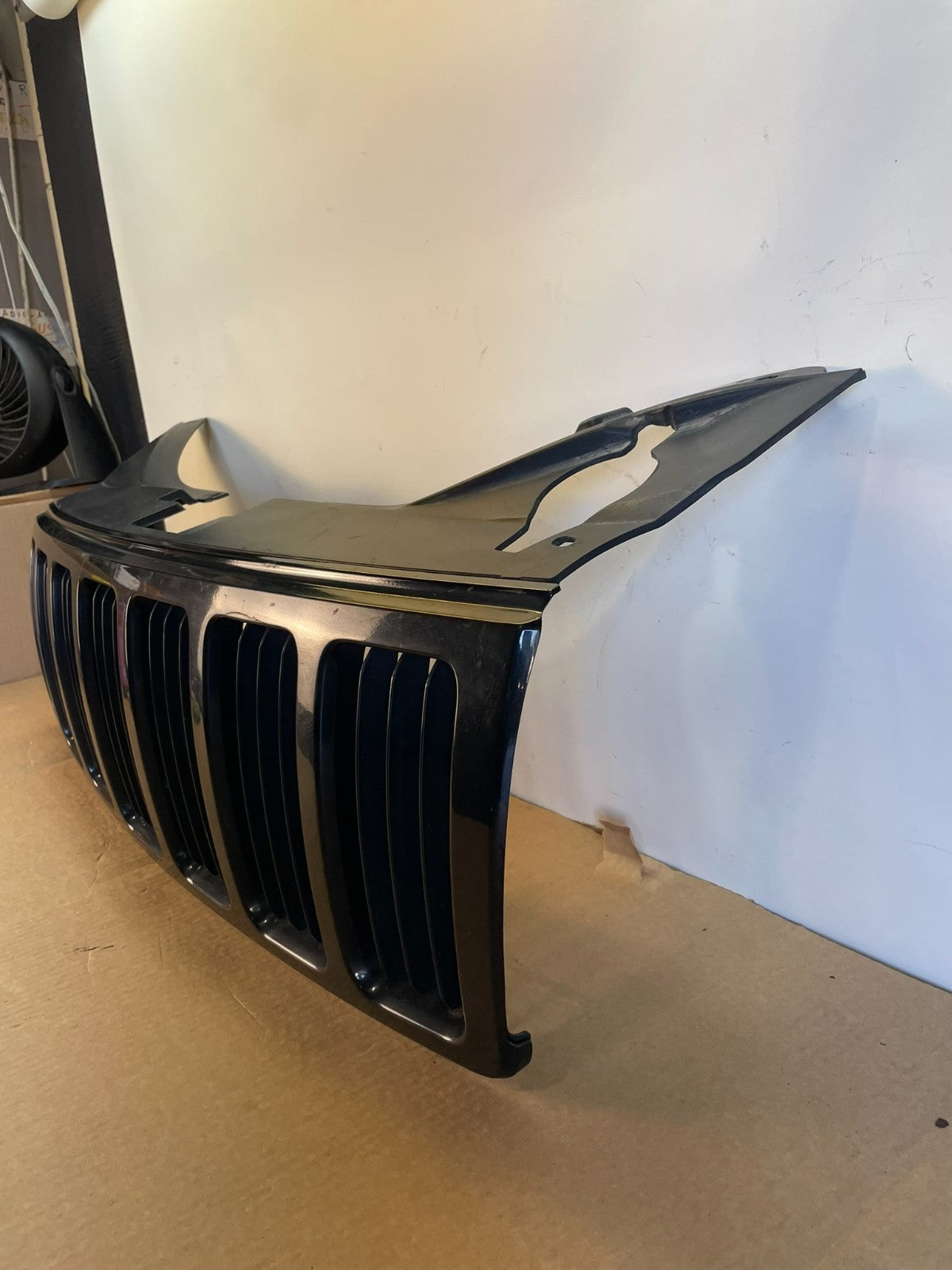 2005 2006 2007 Jeep Grand Cherokee Front Upper Grill Grille AG3102 DG1