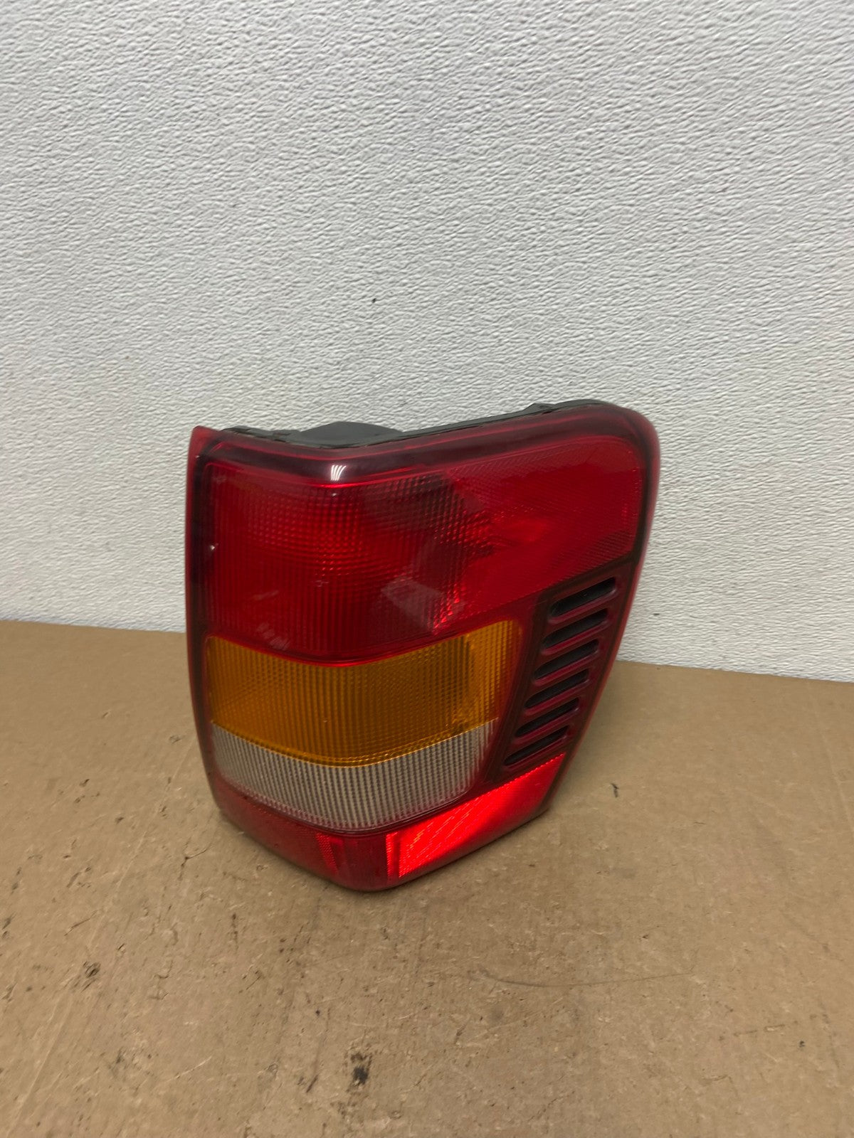 1999-2004 Jeep Grand Cherokee WJ Right Passenger Rh Tail Light AC5956 LK0