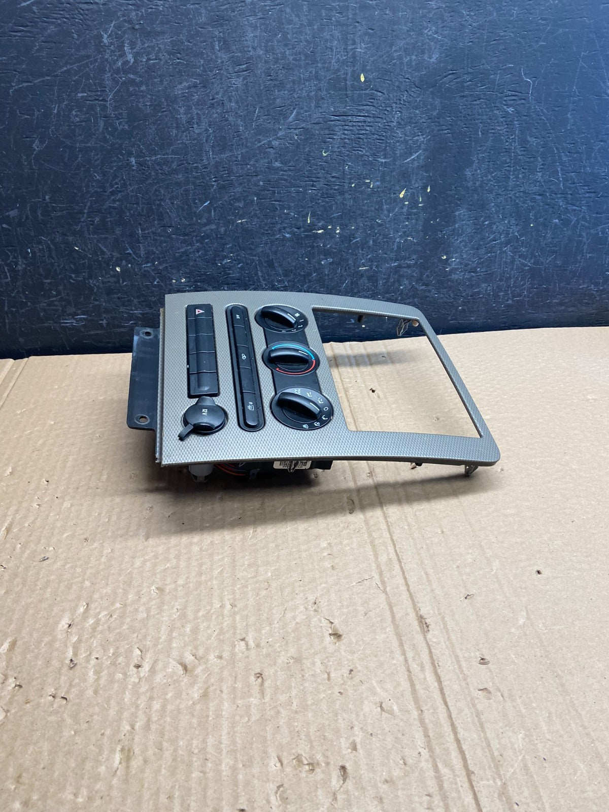 2005 to 2007 Ford Five Hundred Radio Climate Dash Bezel Surround af6197 DG2