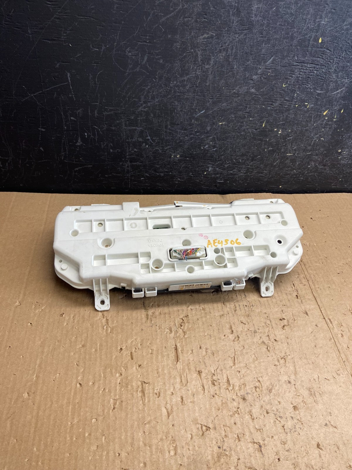 2004 2005 Toyota Sienna Speedometer Cluster Gauge AE4306 DW6