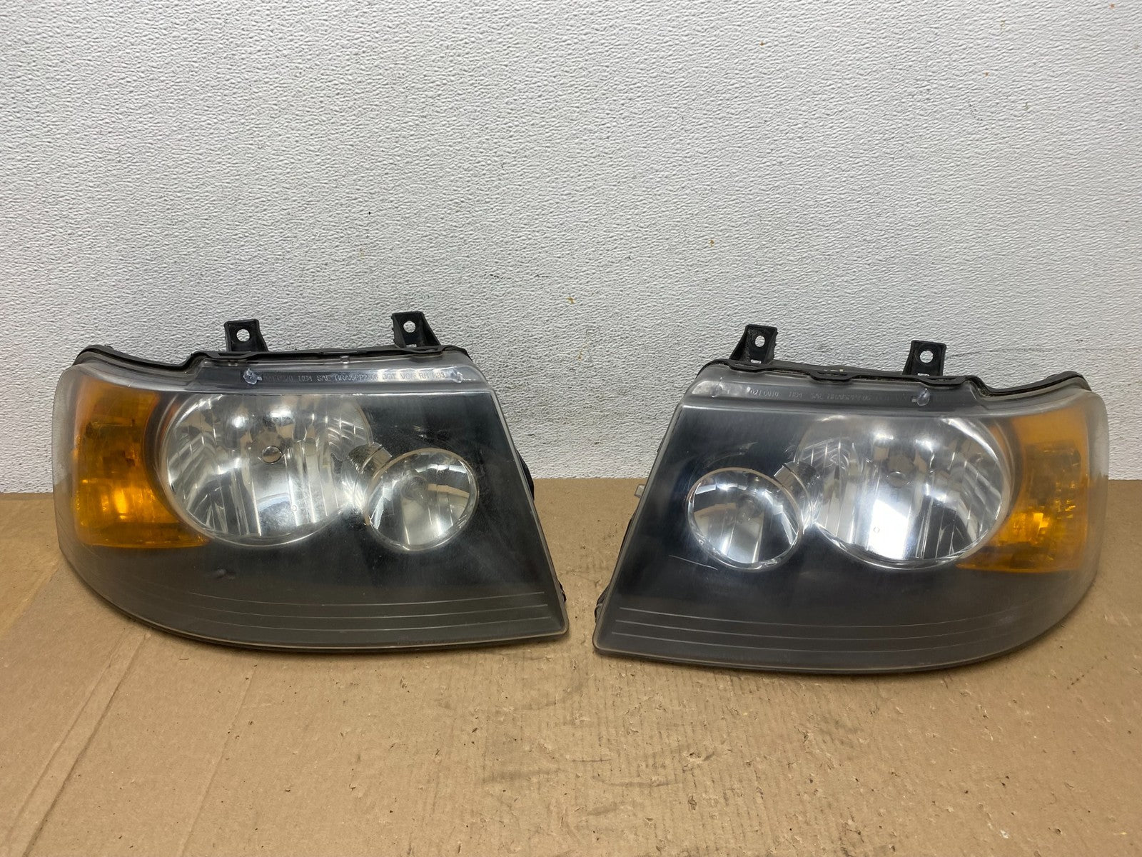 2003 - 2006 Ford Expedition Left+Right Side Headlights Halogen AD7796 DW0