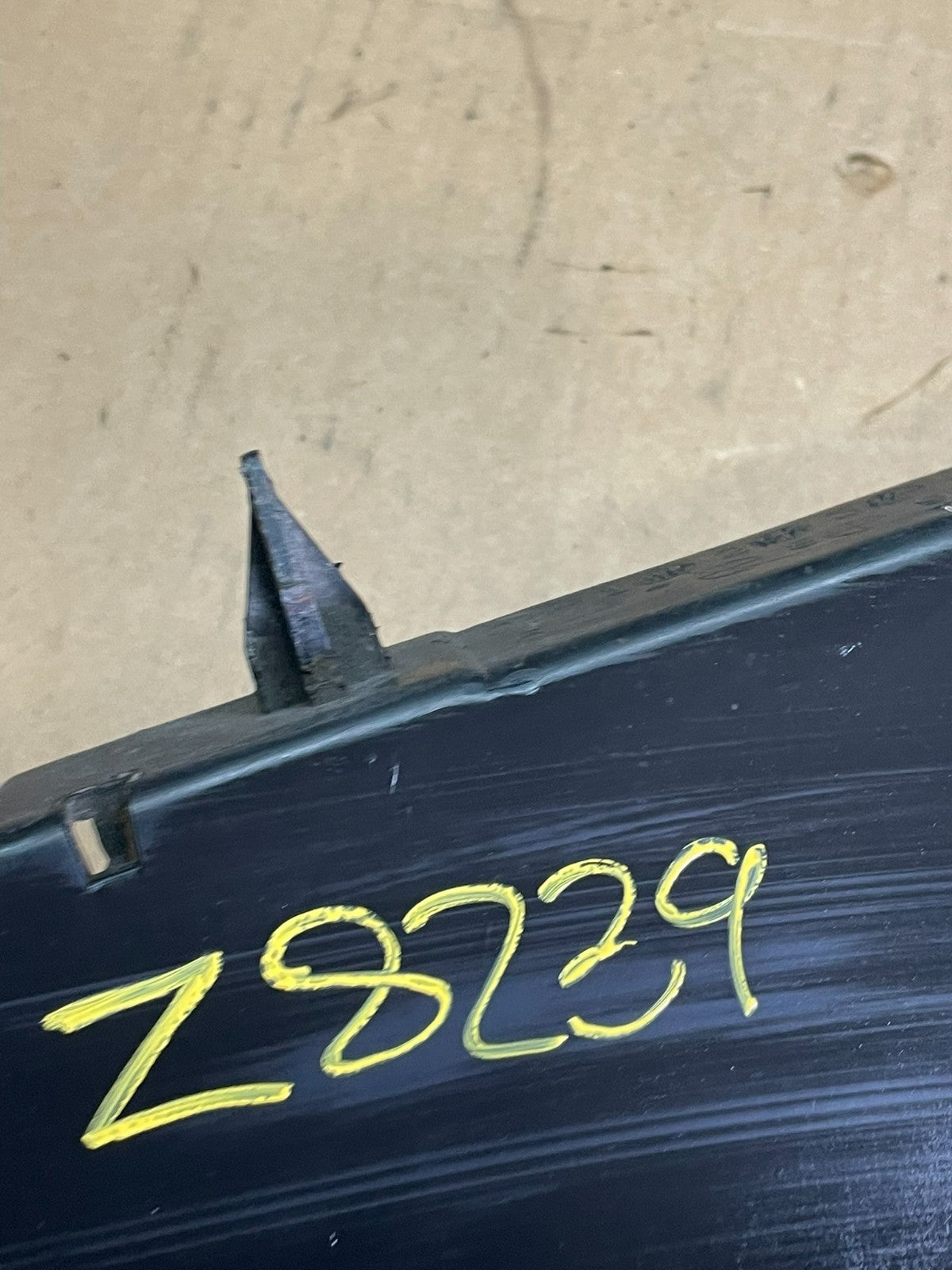 2002 2003 Mazda MPV Front Upper Grille Grill Z8239 DG8