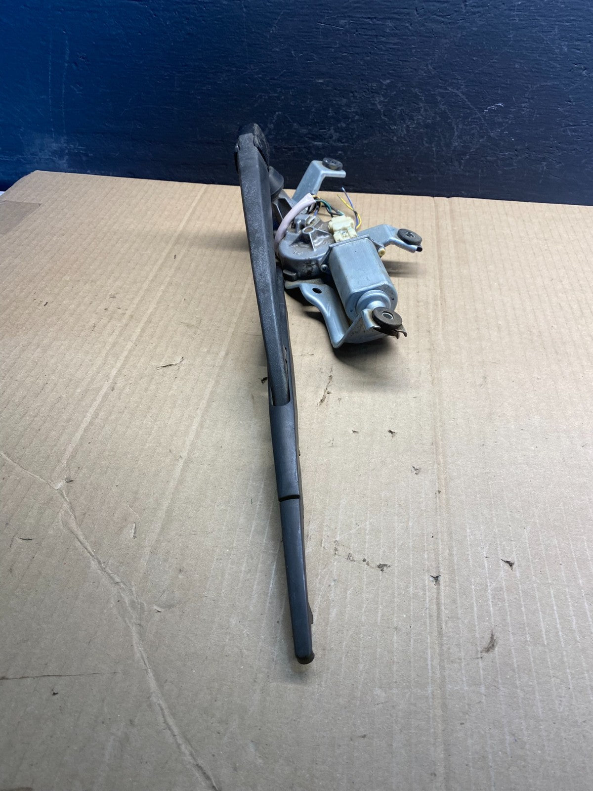 2005 to 2009 Subaru Legacy Outback Rear Windshield Wiper Motor AC08662