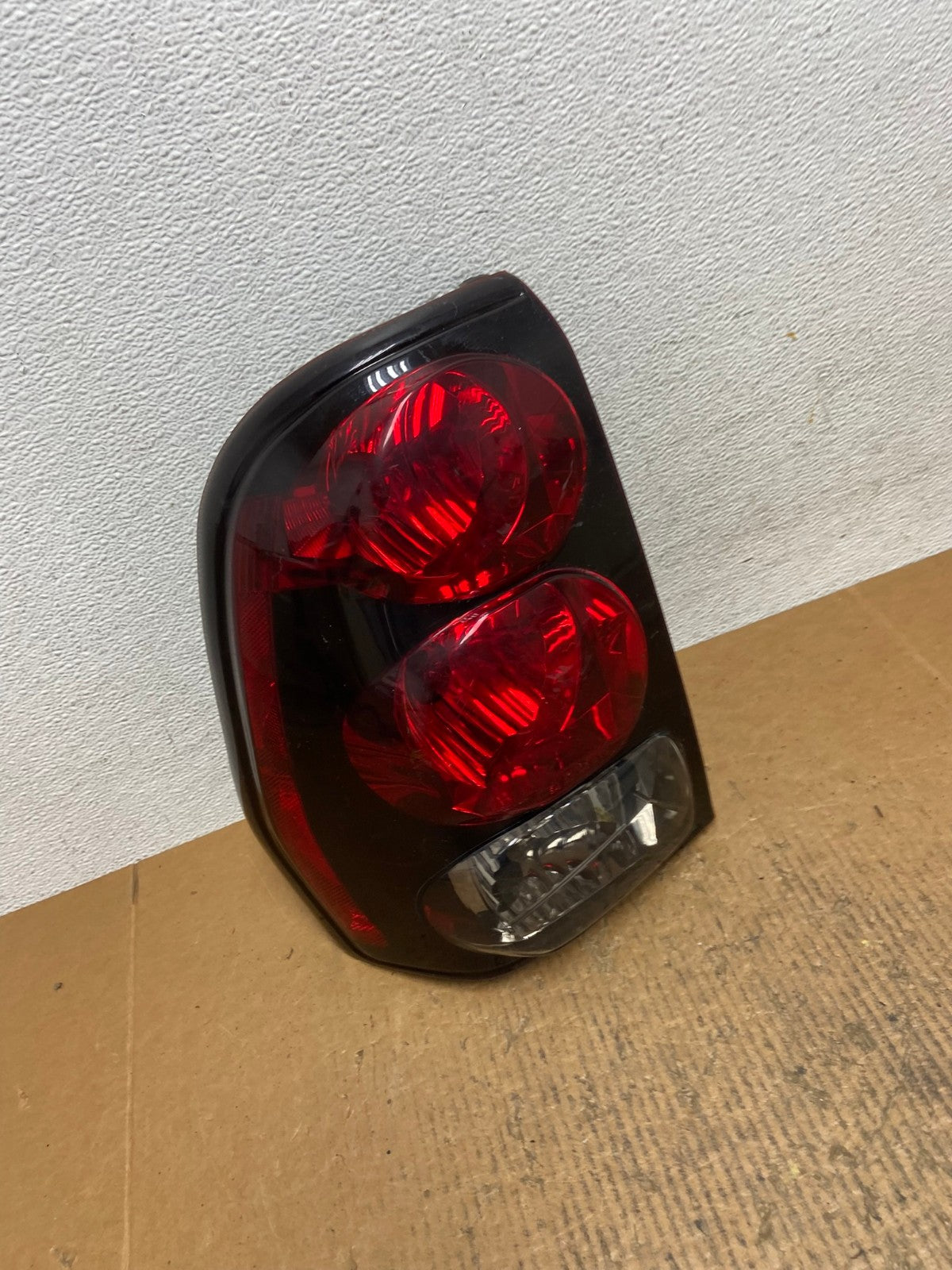 2002 to 2009 Chevrolet Trailblazer Left Driver LH Side Tail Light AE1472 LK2