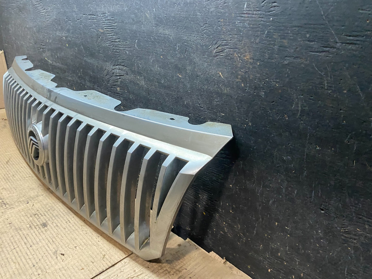 2002 to 2005 Mercury Mountaineer Front Upper Grill Grille Oem V9584 DG1