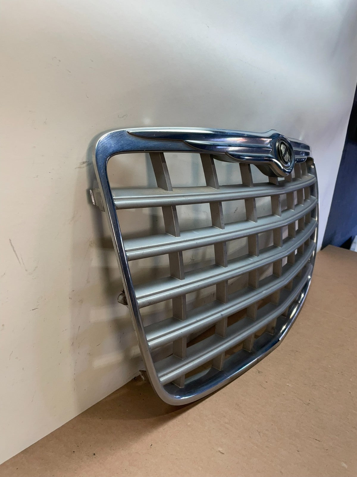 2005 to 2010 Chrysler 300 Front Upper Grille Grill AJ1259 DG2