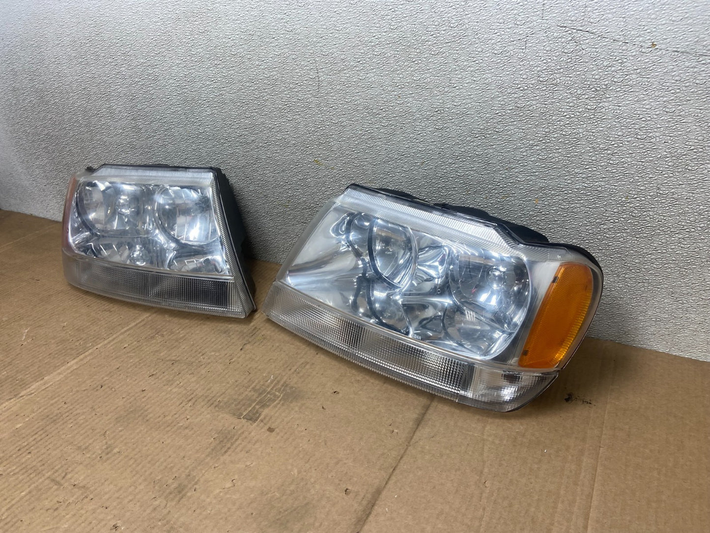 1999 - 2004 Jeep Grand Cherokee Left+Right Set Halogen Headlights AA6215 DW1