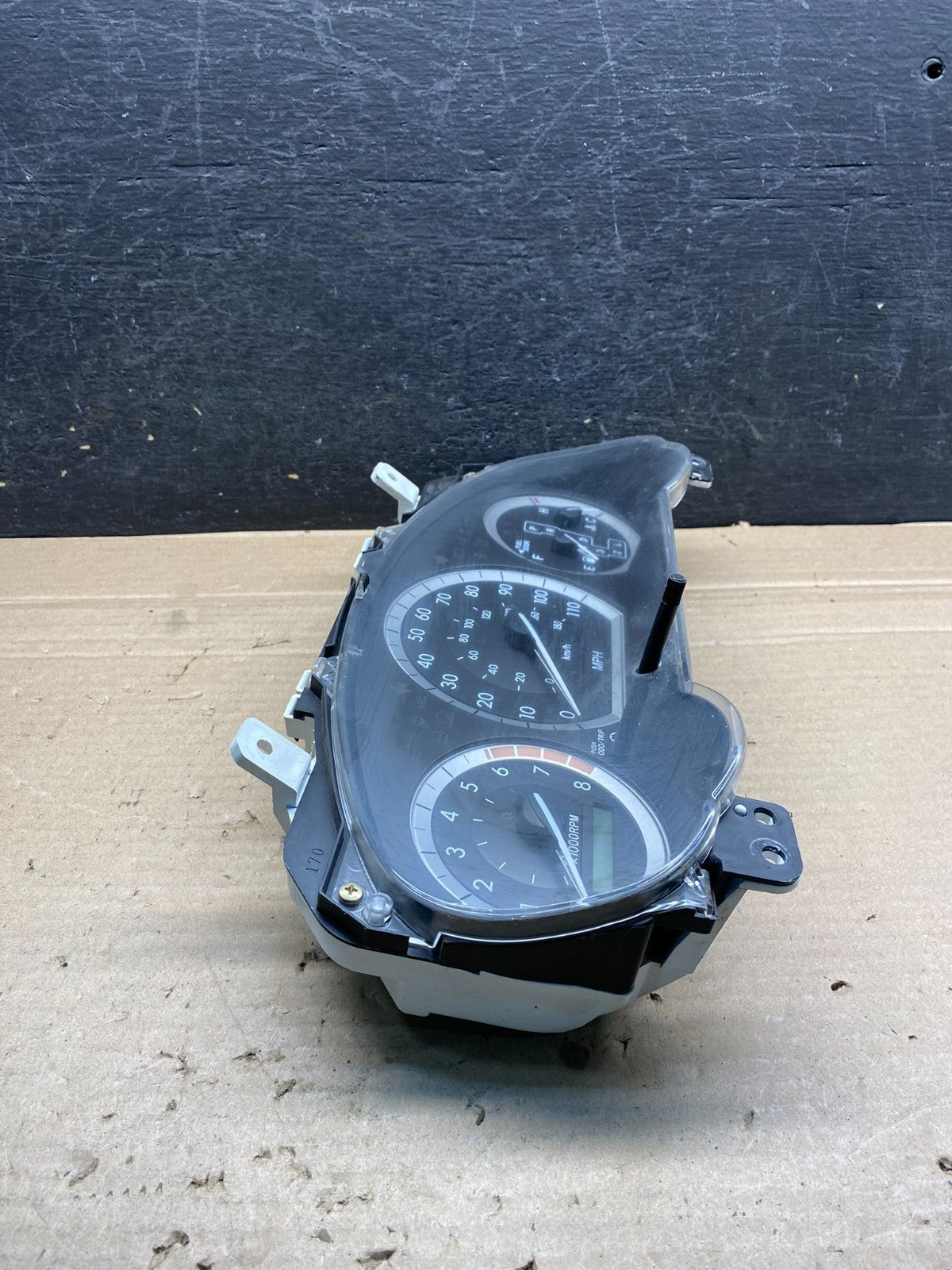 2004 2005 Toyota Sienna Speedometer Cluster Gauge AH7555 DG1