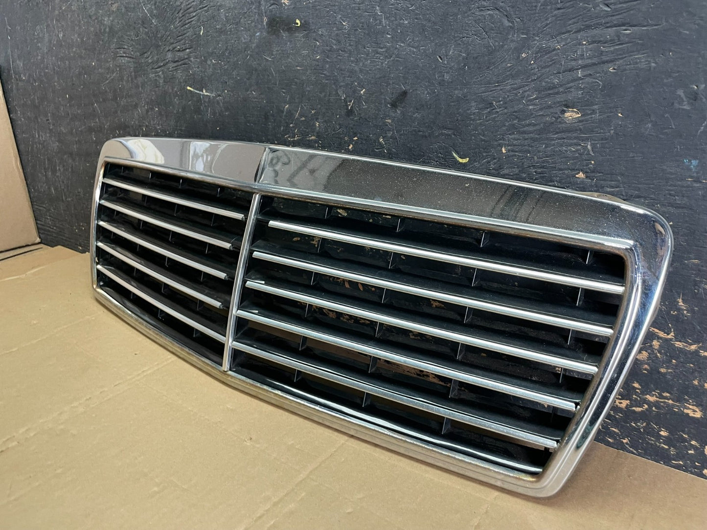 1996 to 1999 Mercedes Benz E320 Front Grill Grill 2108880123 AA88261