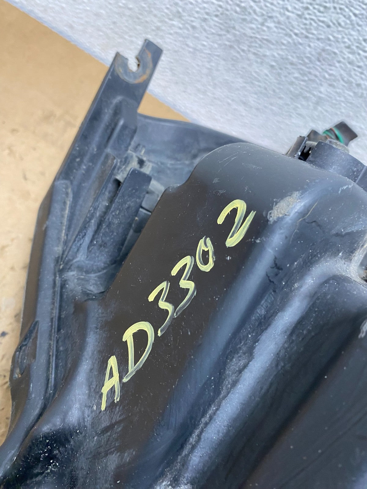 2004 - 2008 Mitsubishi Endeavor Headlight Left Driver Lh Side AD3302 DW11