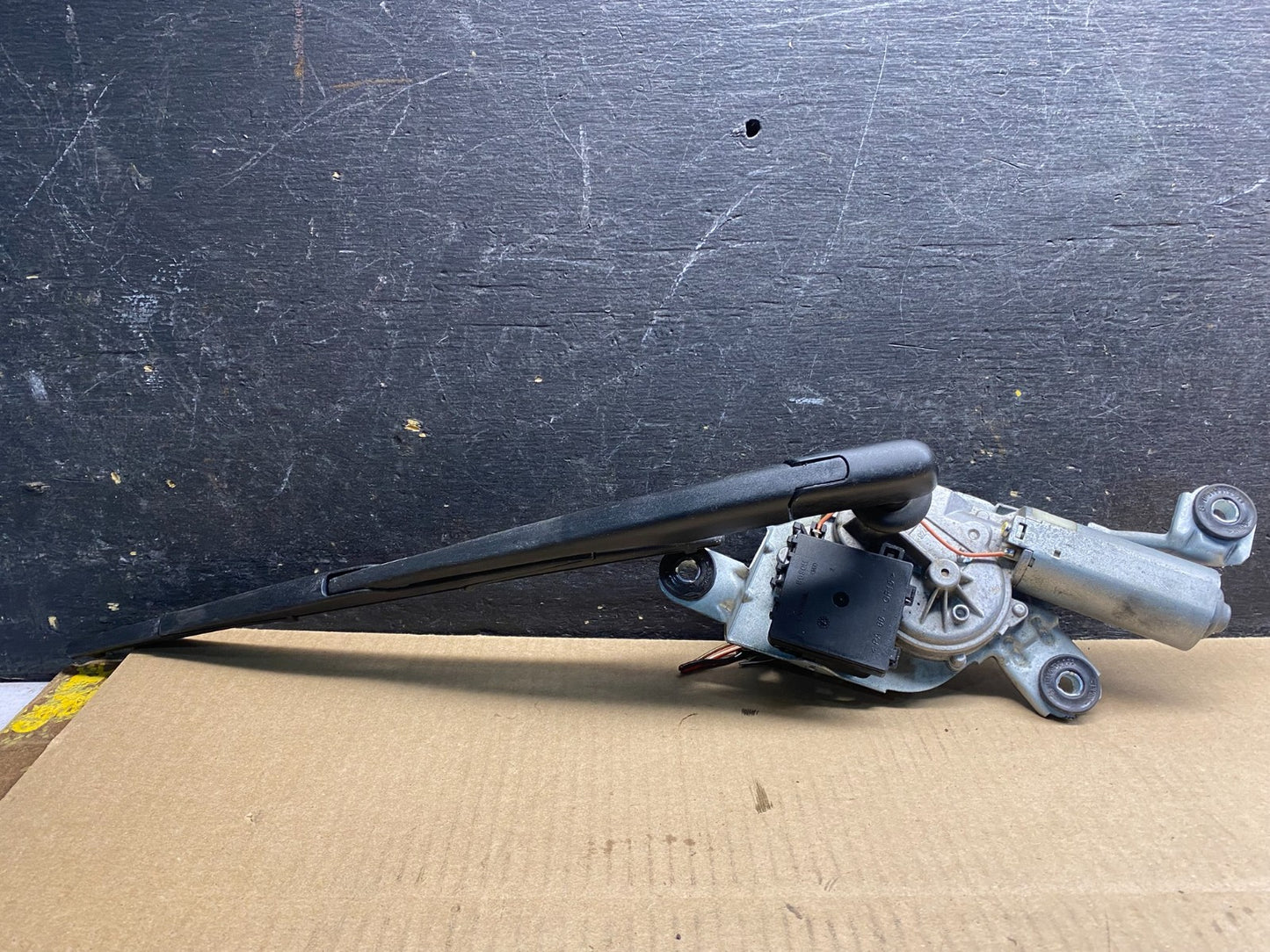 2004 to 2010 BMW X3 E83 Rear Windshield Wiper Motor OEM Z4742  DG0