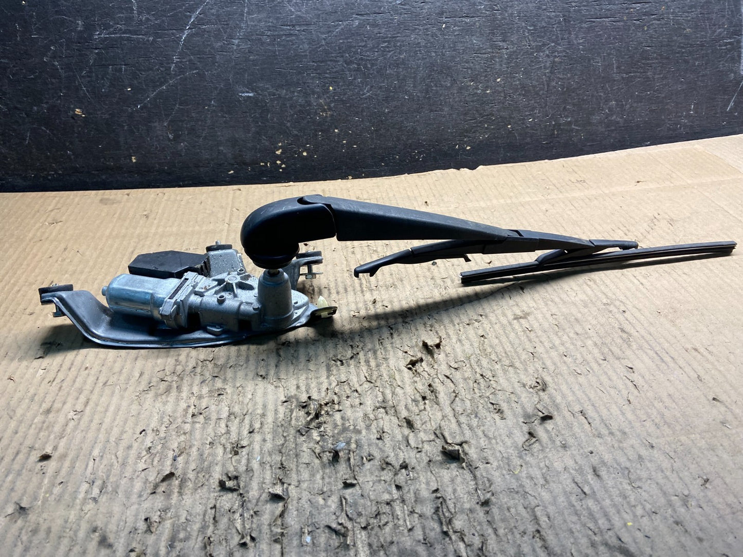2009 to 2012 Toyota Matrix Rear Wiper Windshield Motor OEM Y1524 DG3