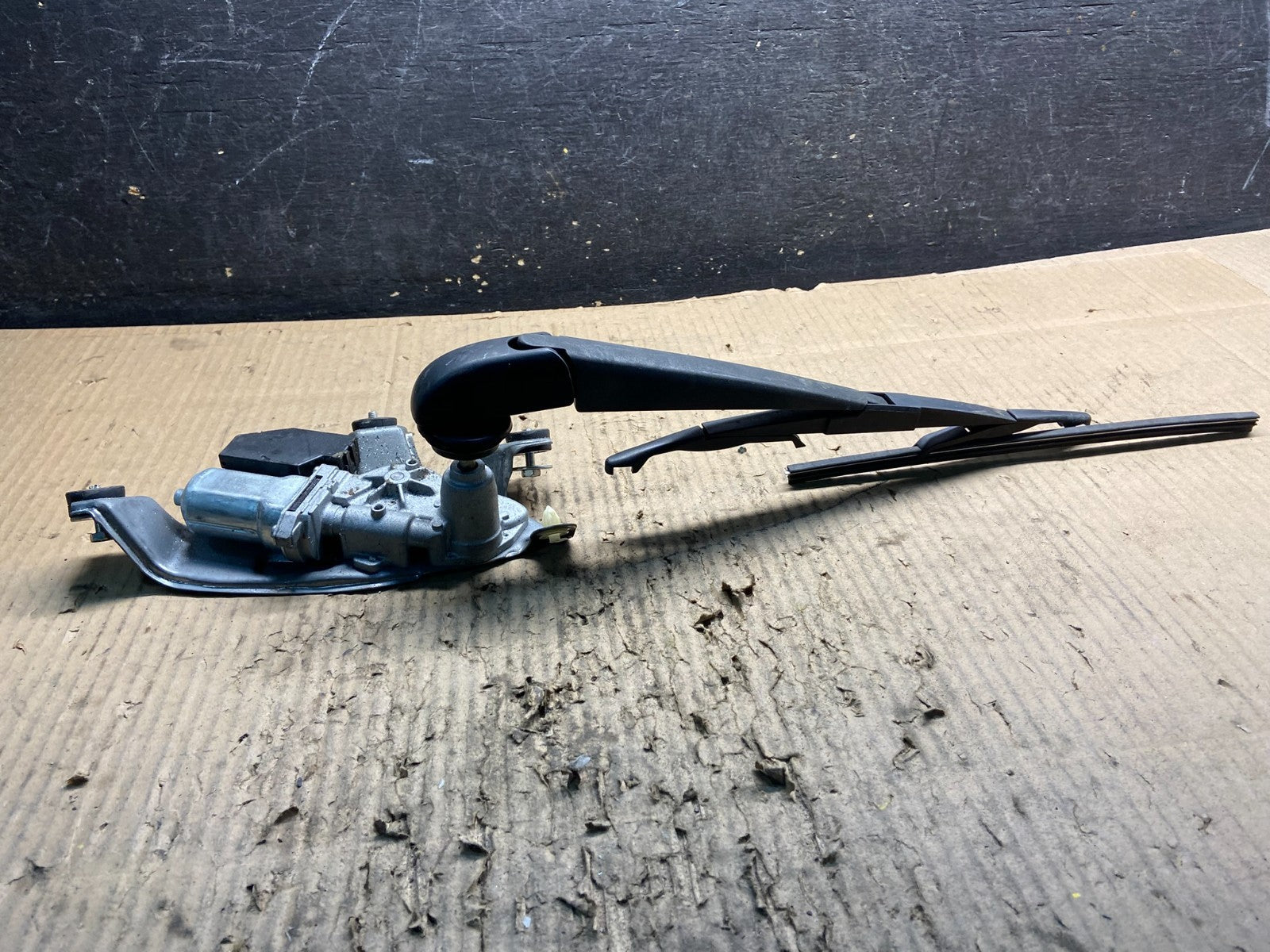 2009 to 2012 Toyota Matrix Rear Wiper Windshield Motor OEM Y1524 DG3