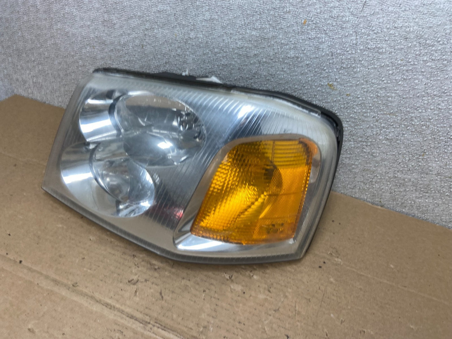 2002 to 2009 Gmc Envoy Left Driver Lh Side Headlight Halogen Oem AB4496 DW1