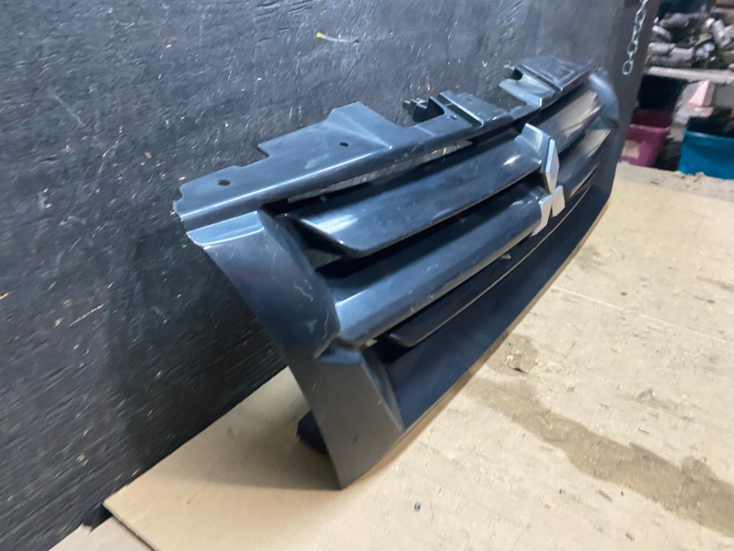 2001 2002 Mitsubishi Montero Front Upper Grill Grille x3258 DG2