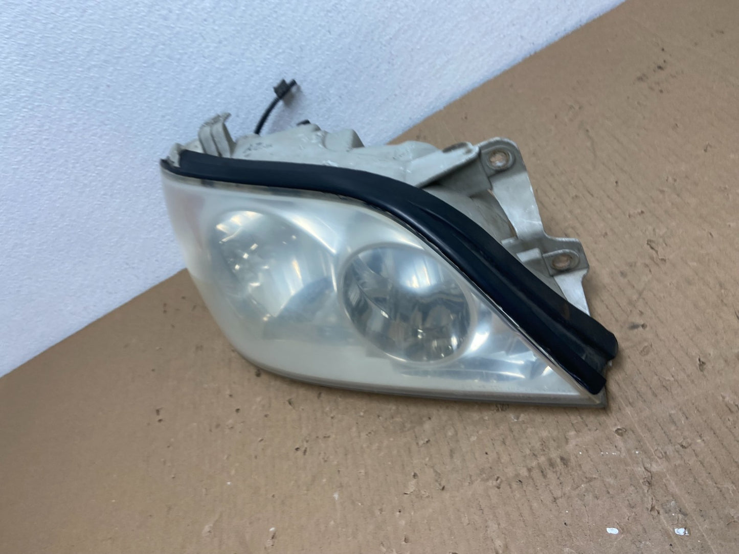 2002 to 2005 Kia Sedona Right Passenger RH Side Headlight AB6631 DG1