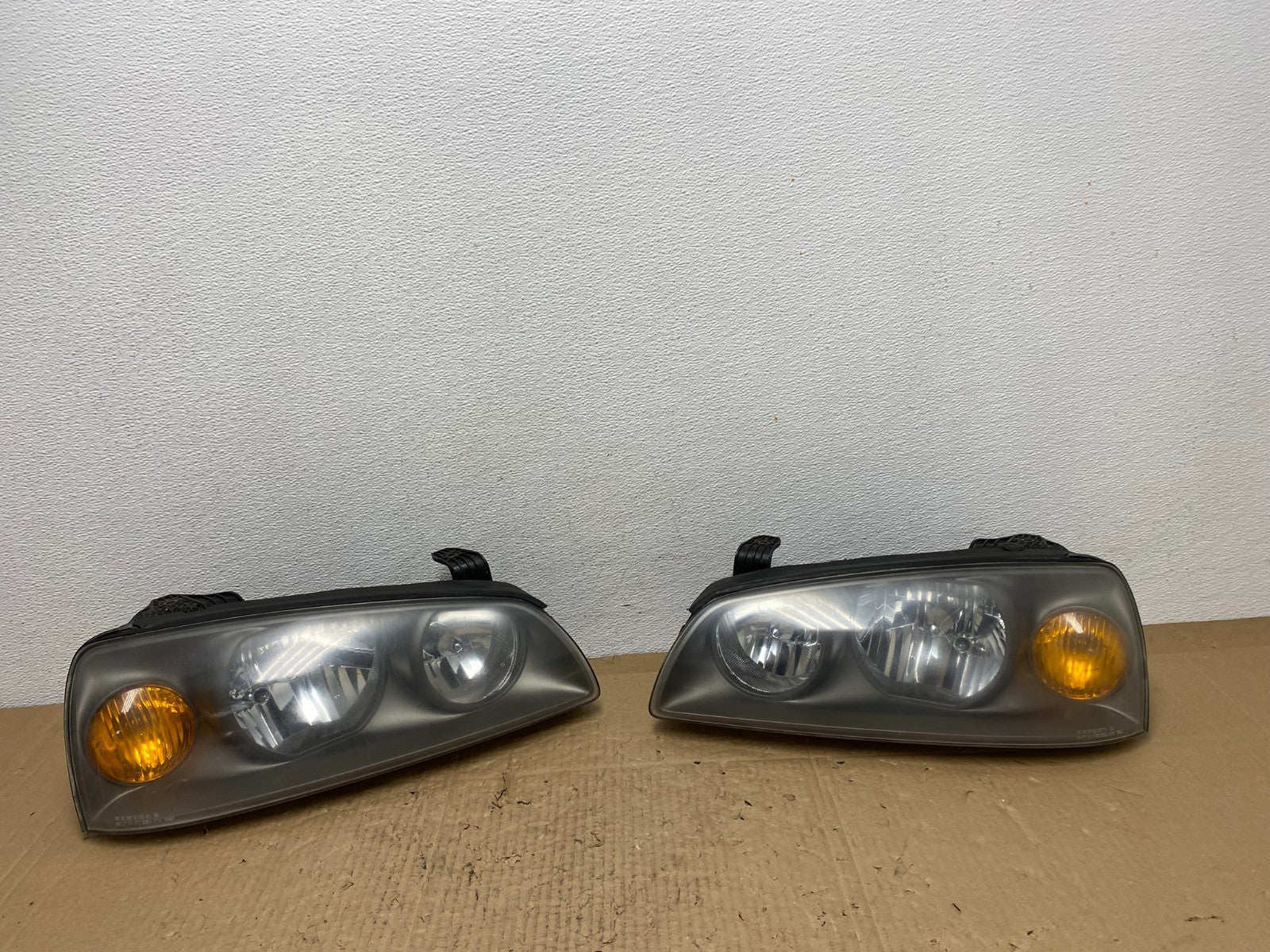 2004 to 2006 Hyundai Elantra Left+Right Set Halogen Headlights AC4004 DW0