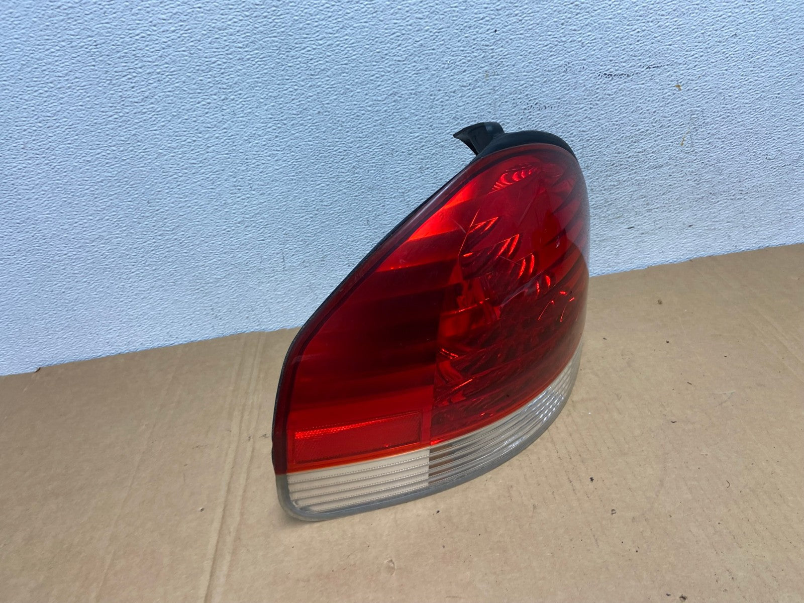 2005 to 2006 Hyundai Santa Fe Left Driver Side Tail Light AD2586 LK2