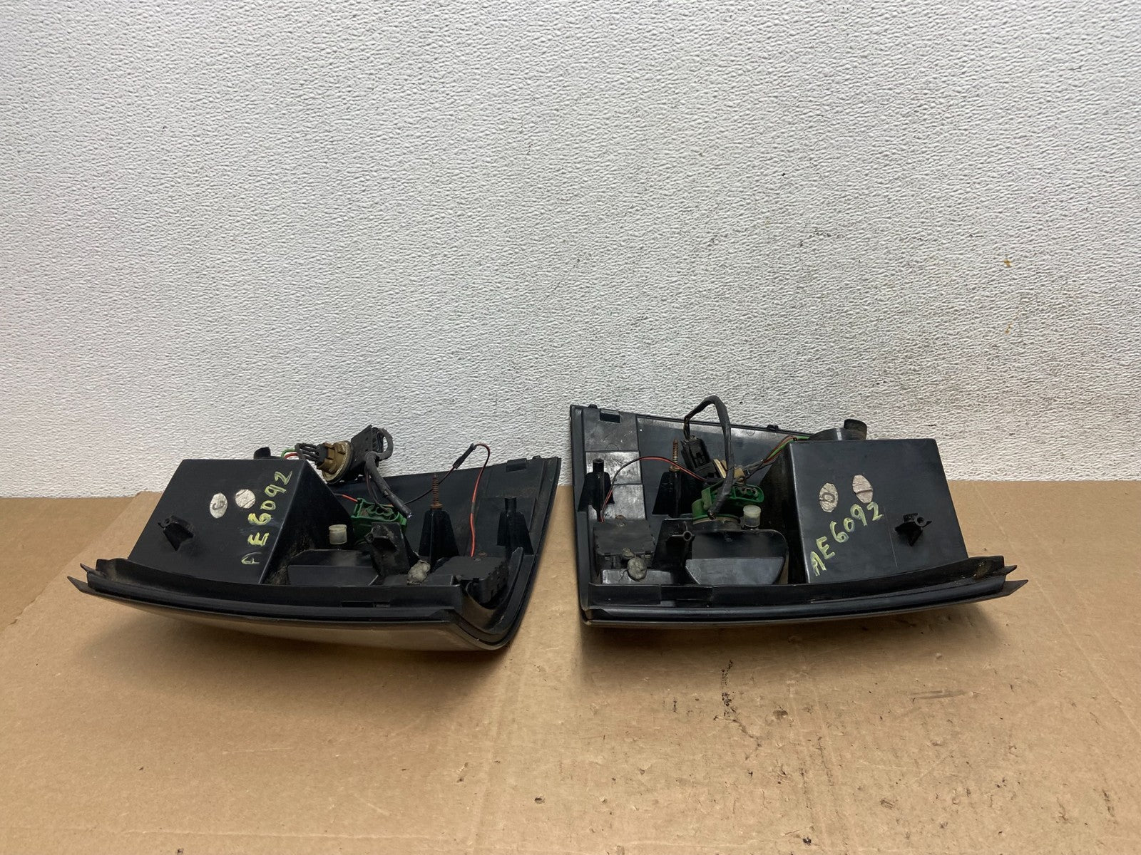 2002 to 2005 Ford Explorer Left+Right Set LED Tail lights ae6092 DG8