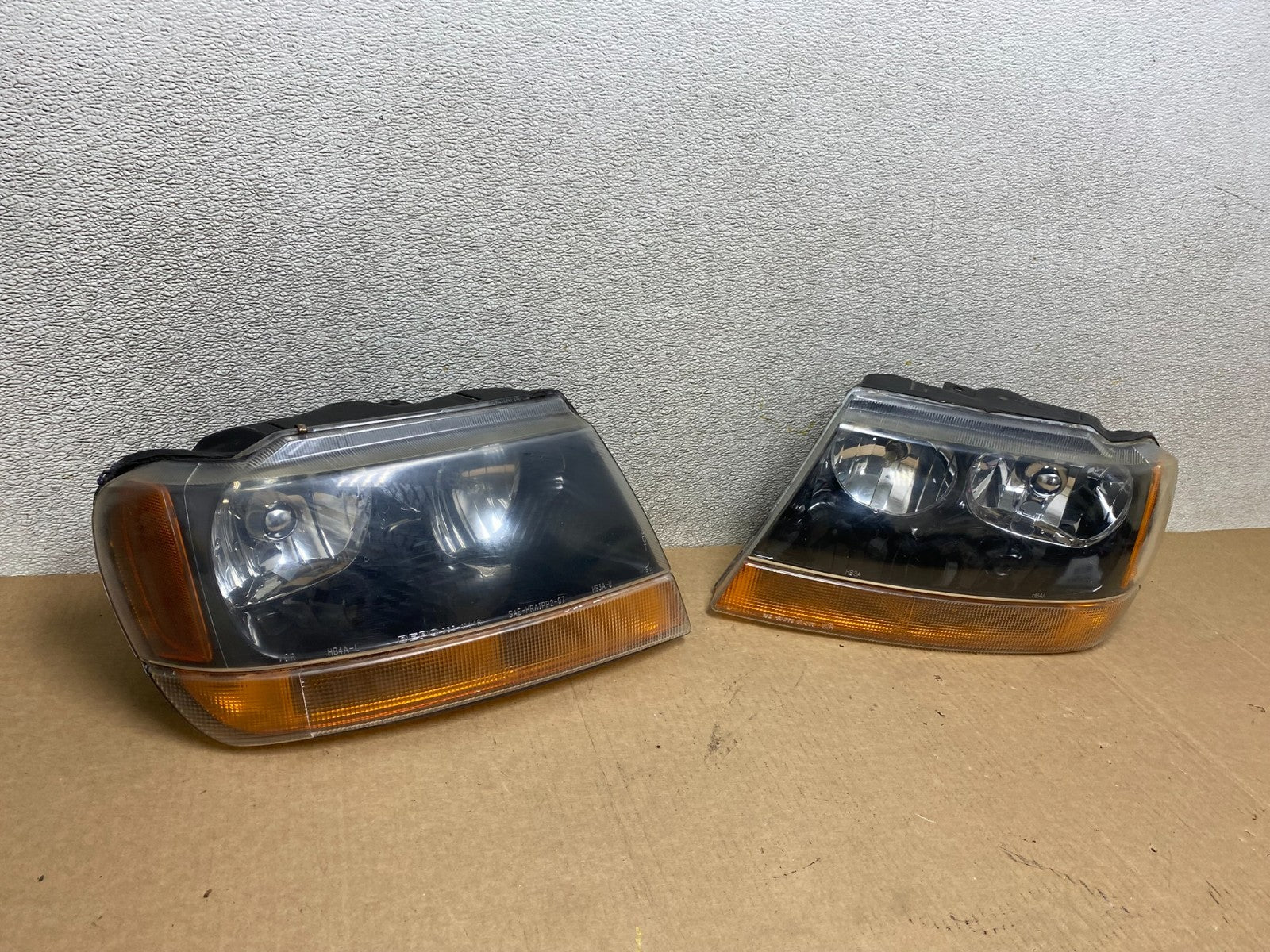1999 - 2004 Jeep Grand Cherokee Left+Right Set Black Halogen Headlights W8407 DW2